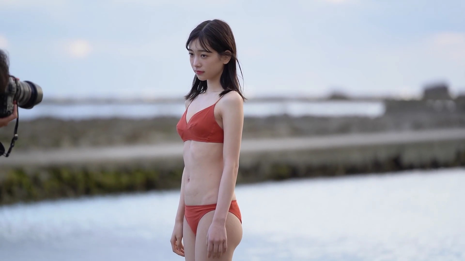 今森茉耶 赤いビキニ姿でスレンダーボディーで魅せる! 28枚目