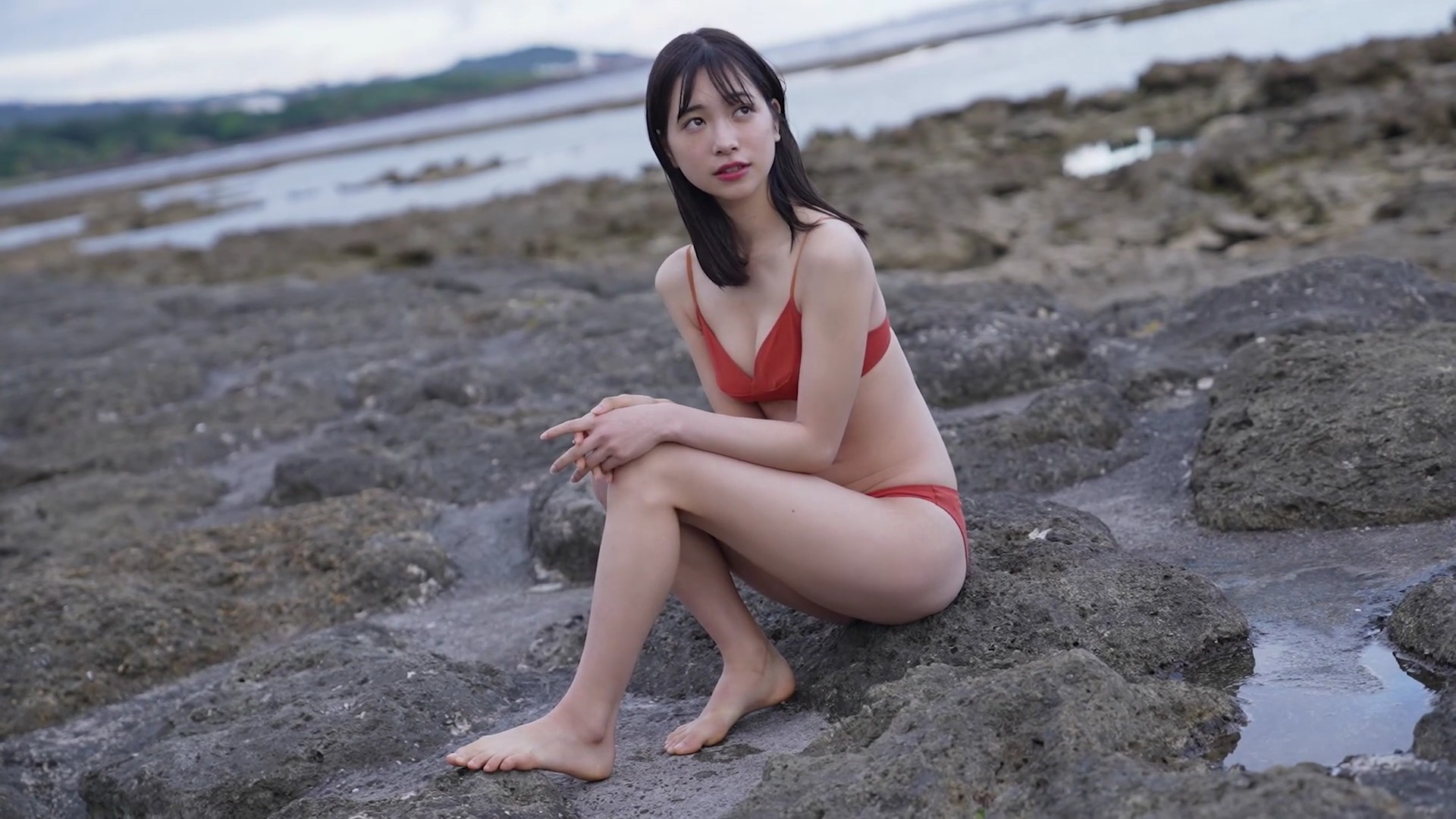 今森茉耶 赤いビキニ姿でスレンダーボディーで魅せる! 30枚目