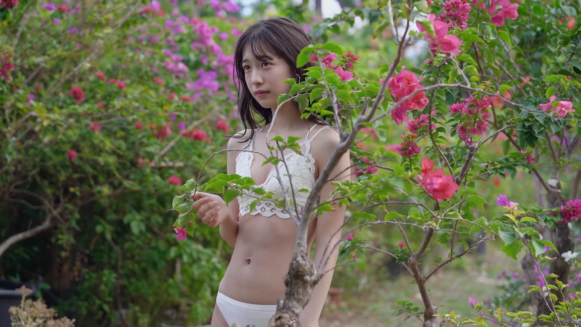 今森茉耶 花と白いビキニ 1枚目