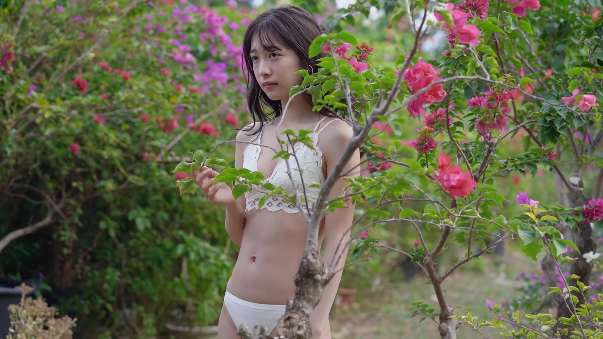 今森茉耶 花と白いビキニ 7枚目