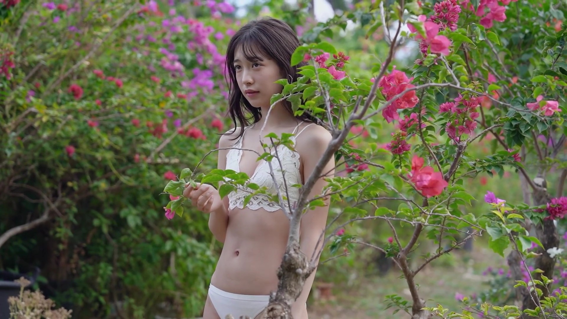 今森茉耶 花と白いビキニ 8枚目