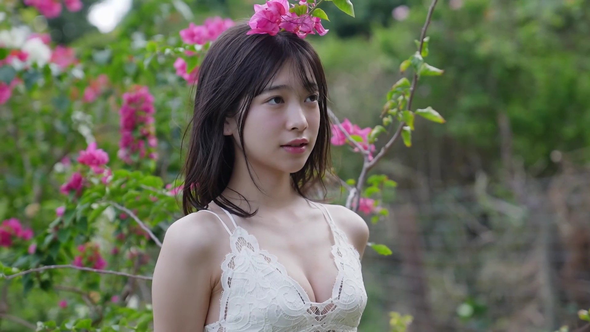 今森茉耶 花と白いビキニ 15枚目