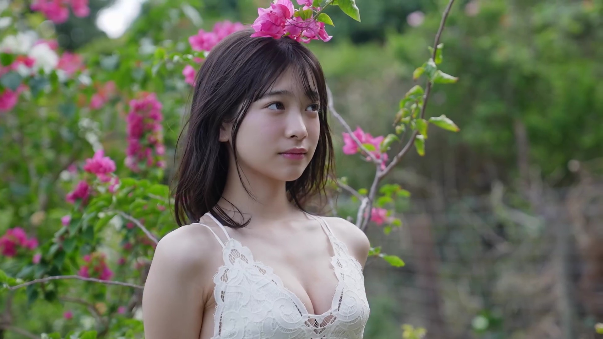 今森茉耶 花と白いビキニ 16枚目