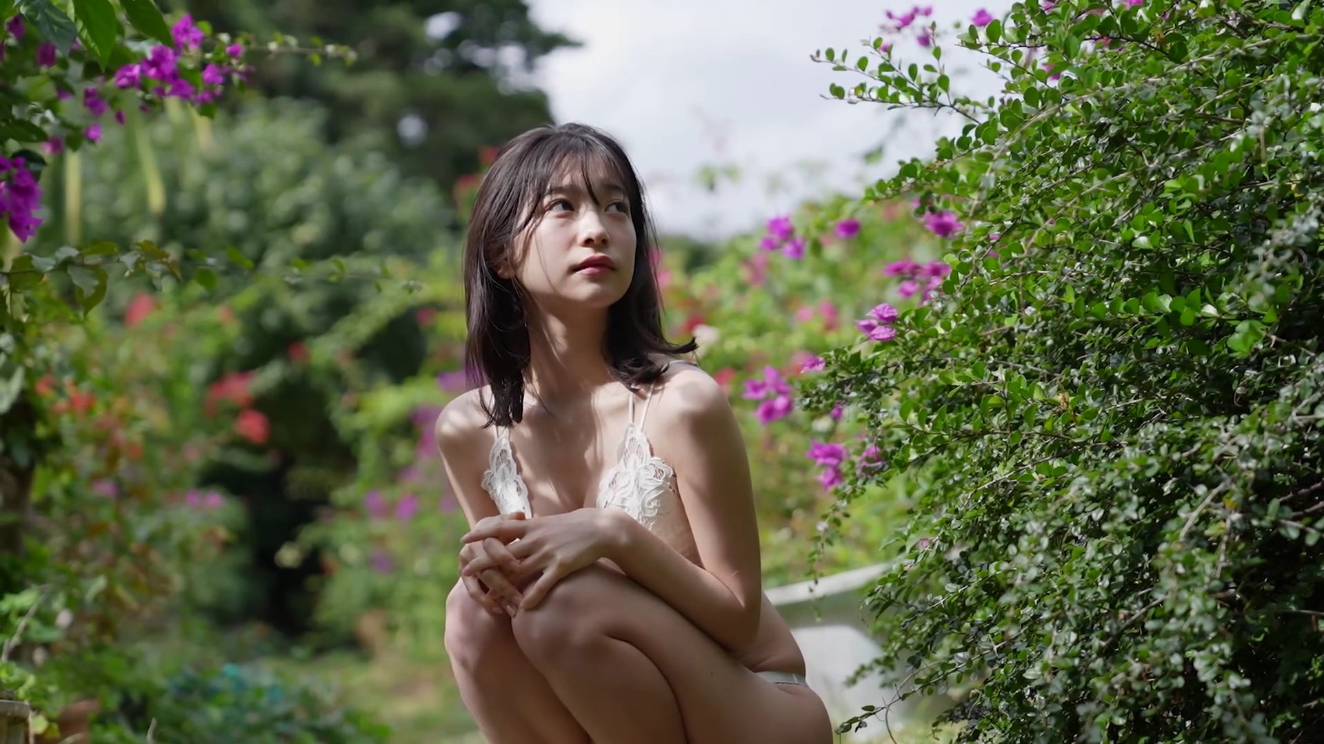 今森茉耶 花と白いビキニ 20枚目