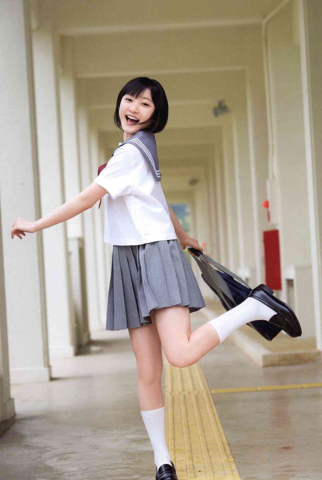Hello! Projectのファン必見!工藤遥と鈴木愛理の水着グラビア2020年版の見どころ 1枚目