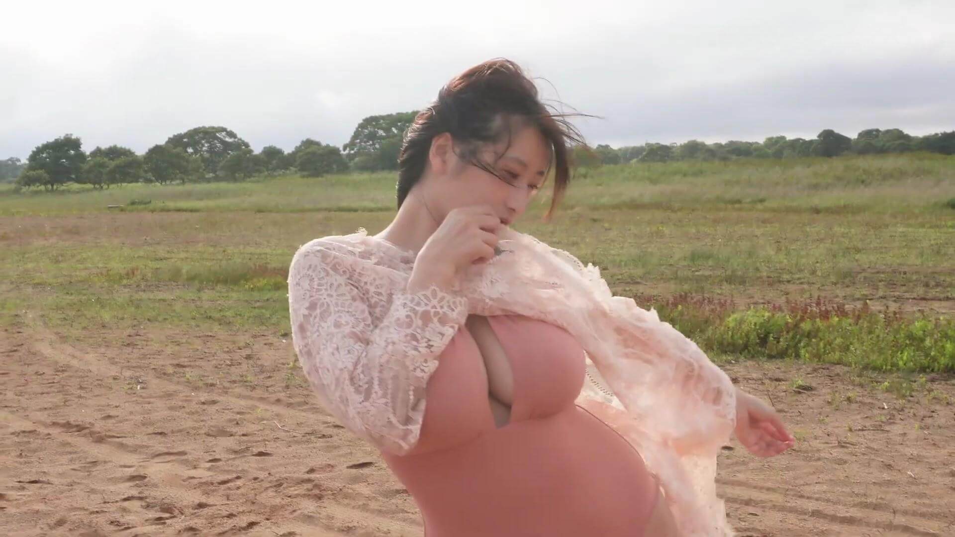 榎原依那の最新水着グラビア!初グアムで魅せた奇跡の曲線美 18枚目