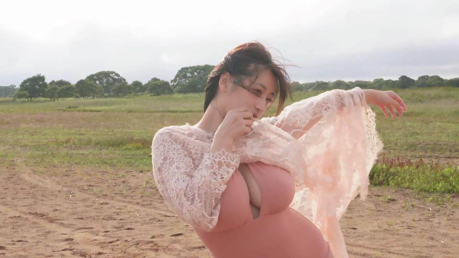 榎原依那の最新水着グラビア!初グアムで魅せた奇跡の曲線美 19枚目