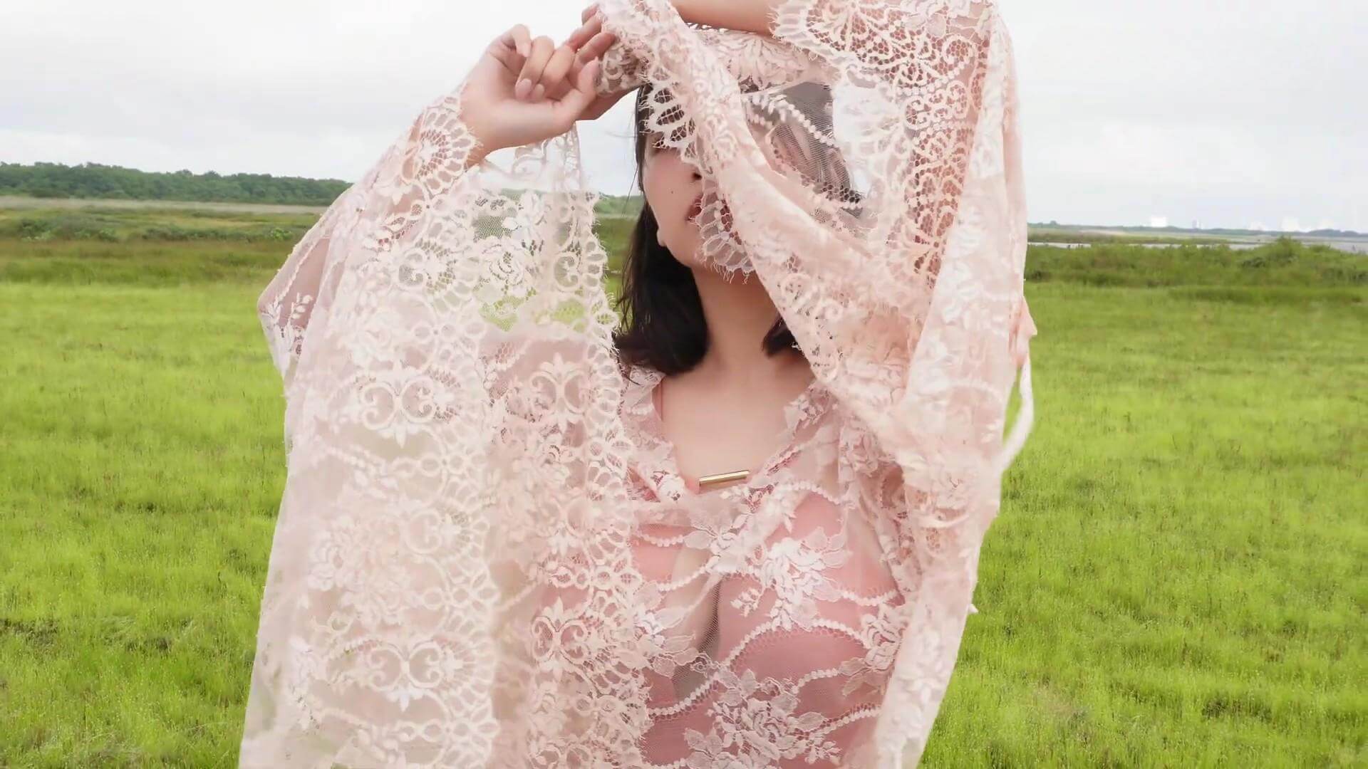 榎原依那の最新水着グラビア!初グアムで魅せた奇跡の曲線美 20枚目