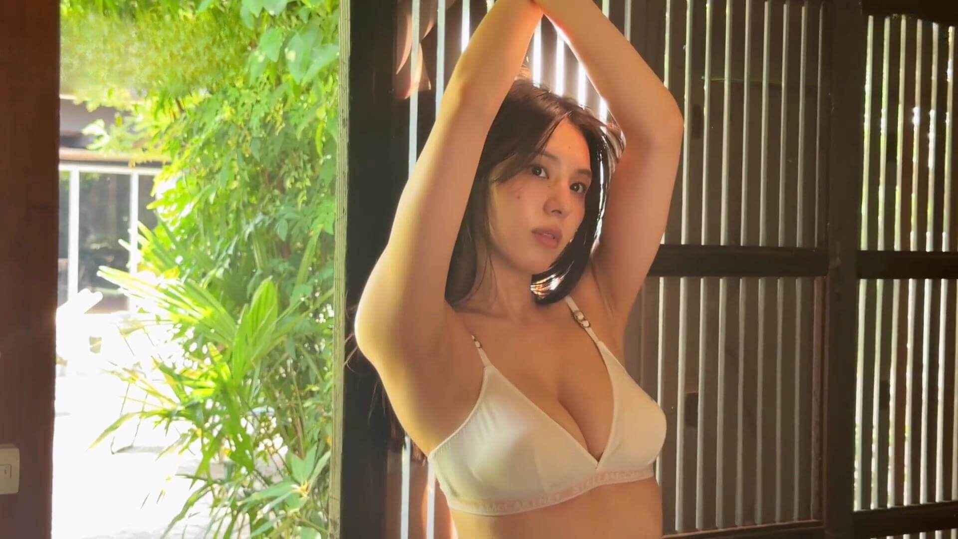 相楽伊織の進化した大人の魅力!水着グラビア&至高のボディライン 17枚目