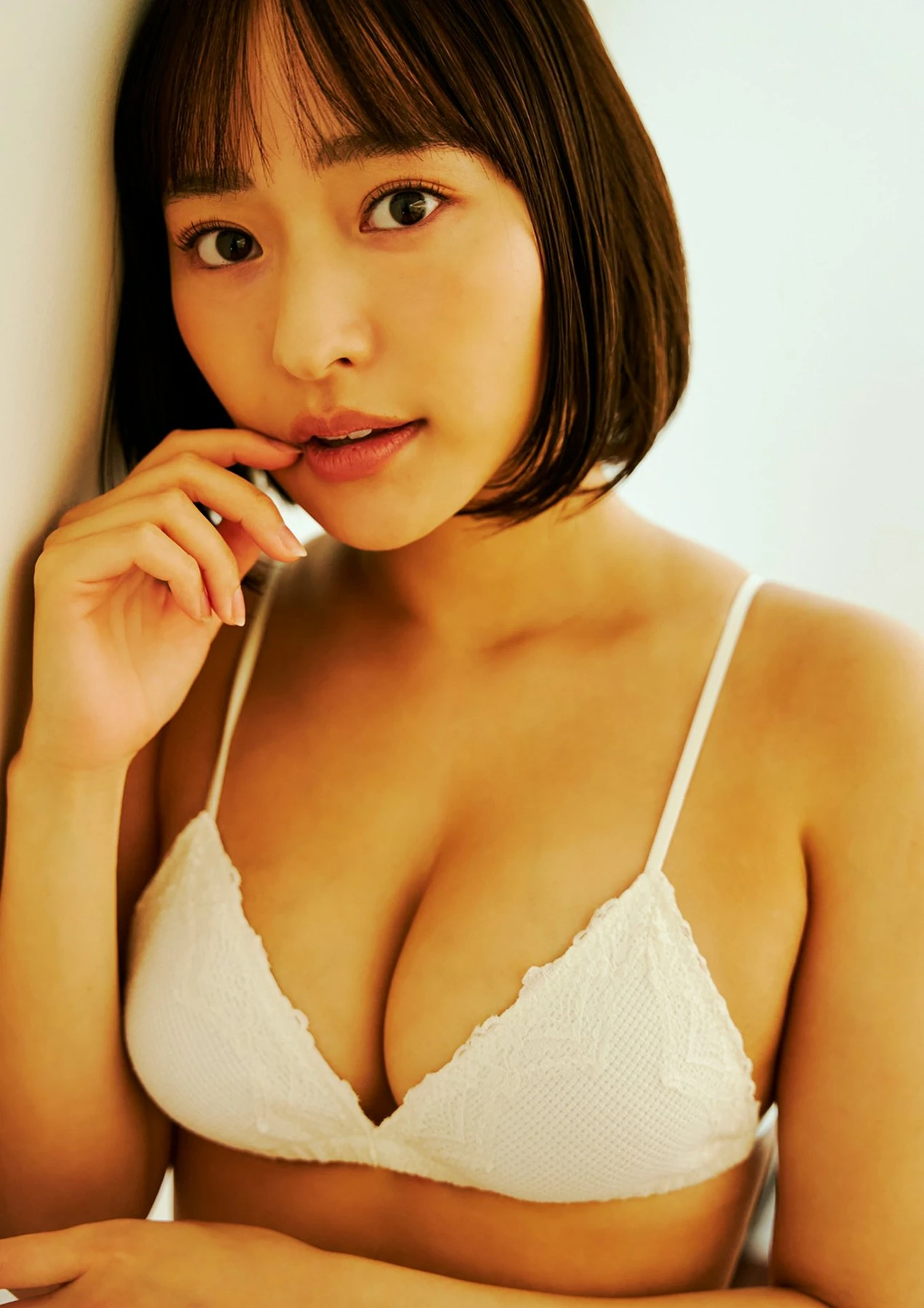 高崎かなみ「彼女が来たら……」 BUBKAグラビアランジェリー画像 1枚目