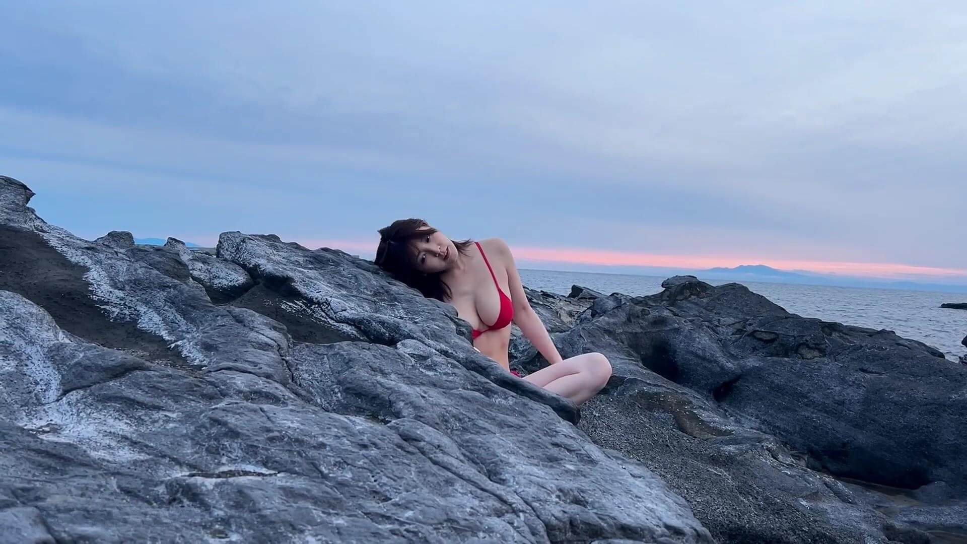 美波那緒の水着グラビア画像!Gカップの圧巻ボディと妖艶なランジェリー姿に釘付け 25枚目