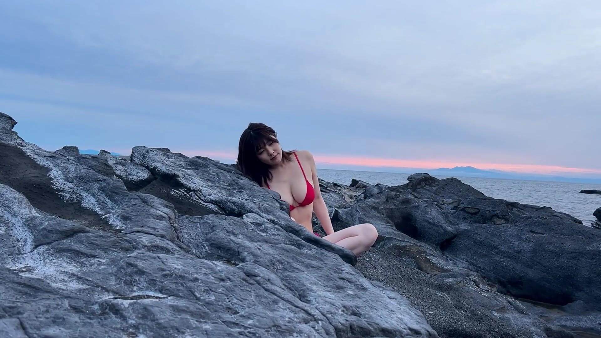 美波那緒の水着グラビア画像!Gカップの圧巻ボディと妖艶なランジェリー姿に釘付け 26枚目
