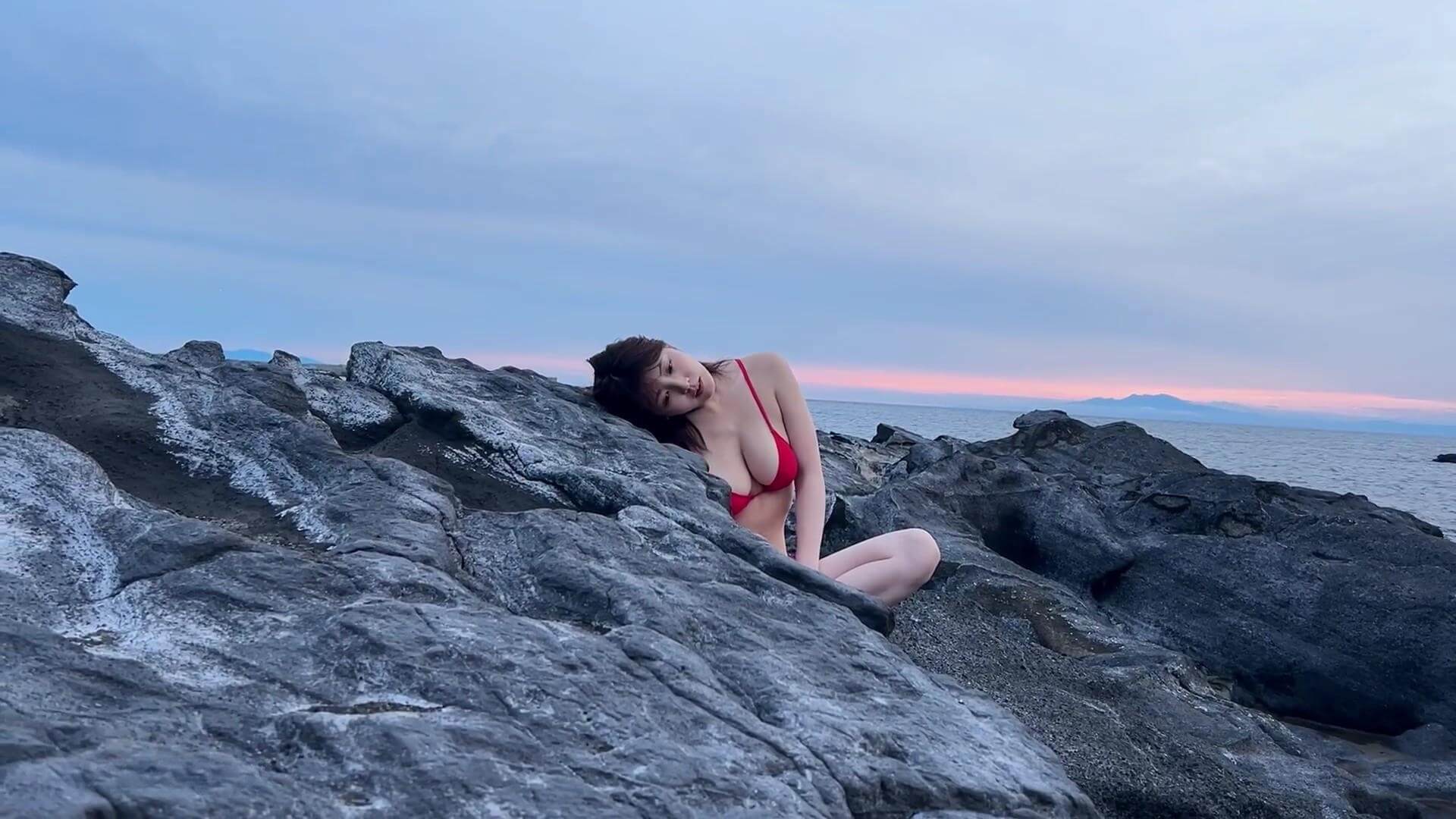 美波那緒の水着グラビア画像!Gカップの圧巻ボディと妖艶なランジェリー姿に釘付け 27枚目
