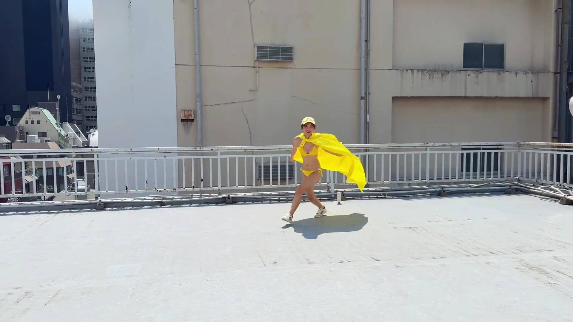 【画像一ノ瀬瑠菜の最新水着グラビアが眩しすぎる!弾けるイエロービキニから艶やかな黒ビキニまで 8枚目