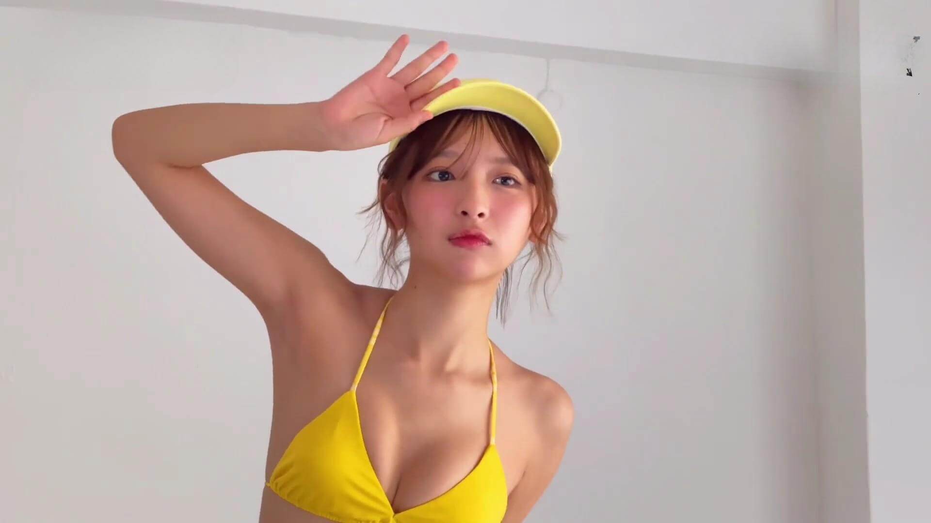 【画像一ノ瀬瑠菜の最新水着グラビアが眩しすぎる!弾けるイエロービキニから艶やかな黒ビキニまで 11枚目