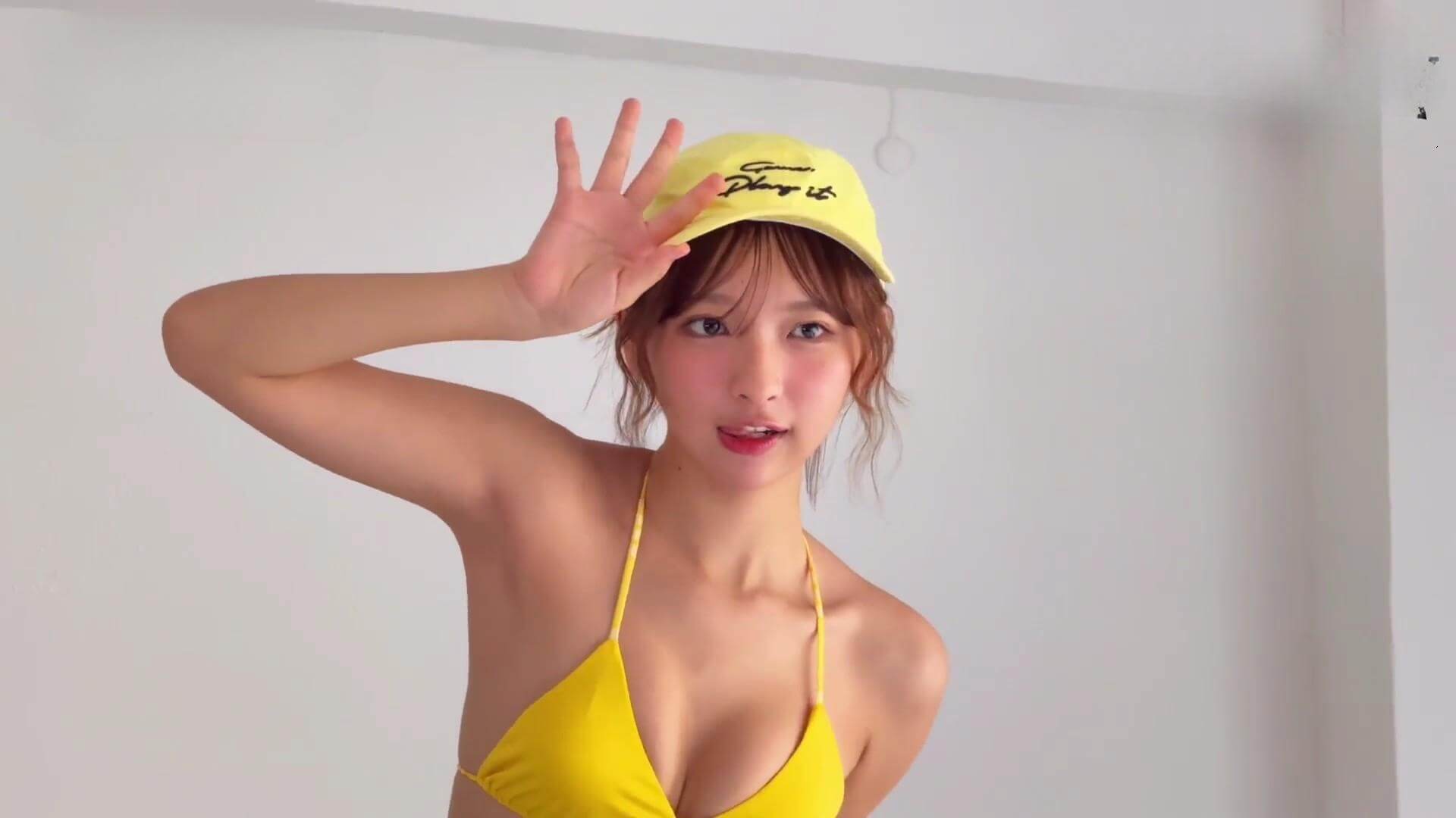 【画像一ノ瀬瑠菜の最新水着グラビアが眩しすぎる!弾けるイエロービキニから艶やかな黒ビキニまで 17枚目