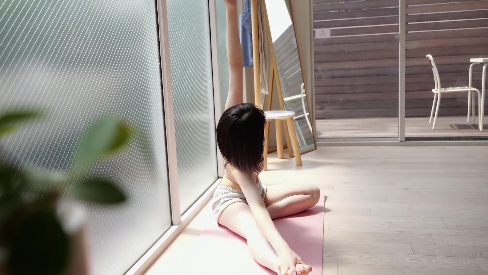 冨永実里の最新水着グラビア厳選!ストライプビキニと引き締まったくびれに釘付け 26枚目