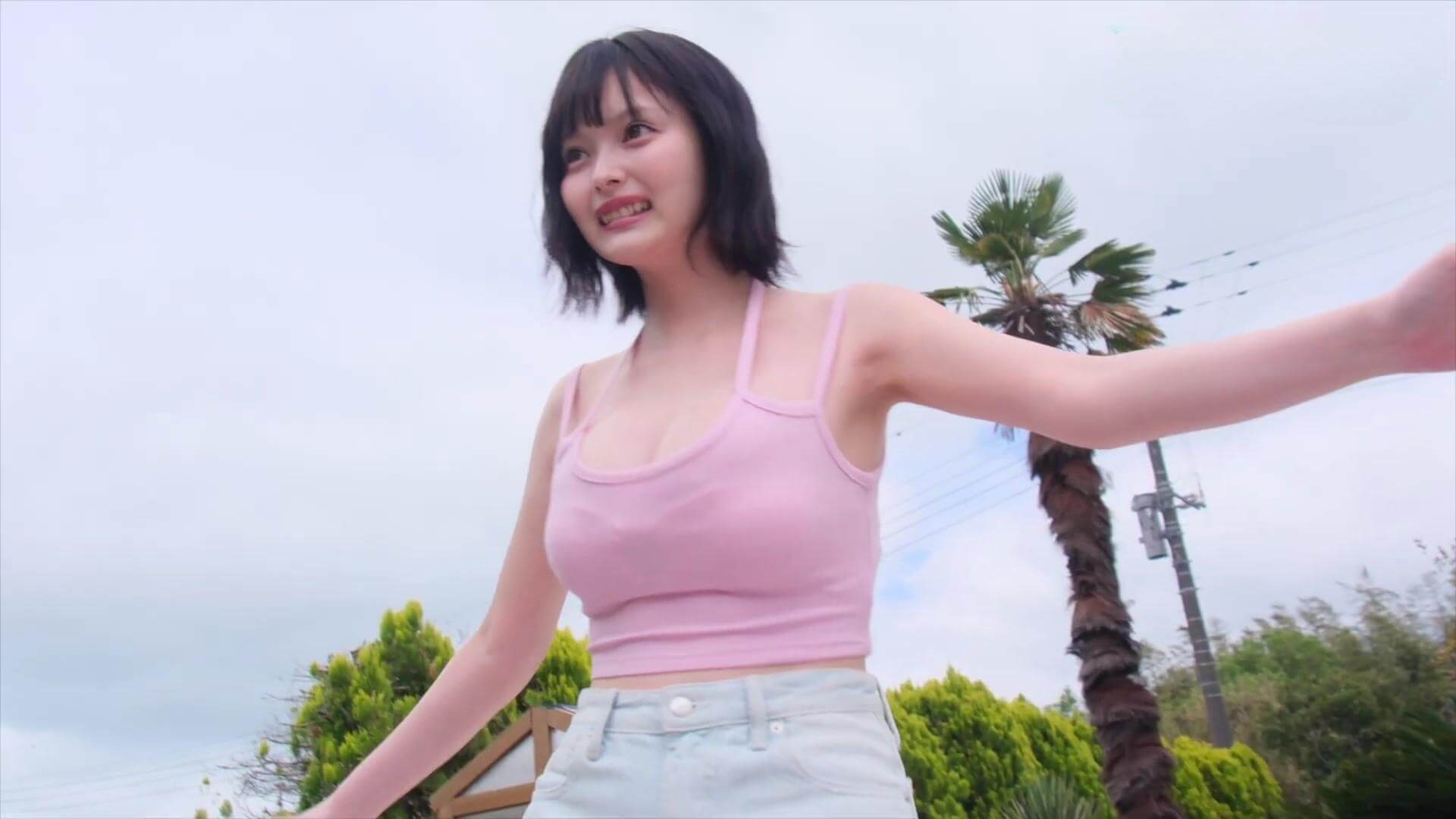 【水着グラビアすずら降臨!元公務員コスプレイヤーの童顔×豊満ボディに迫る 11枚目