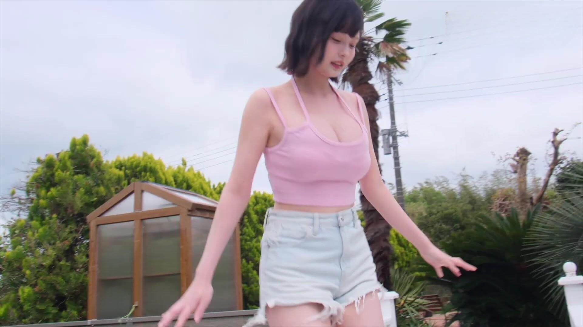 【水着グラビアすずら降臨!元公務員コスプレイヤーの童顔×豊満ボディに迫る 14枚目