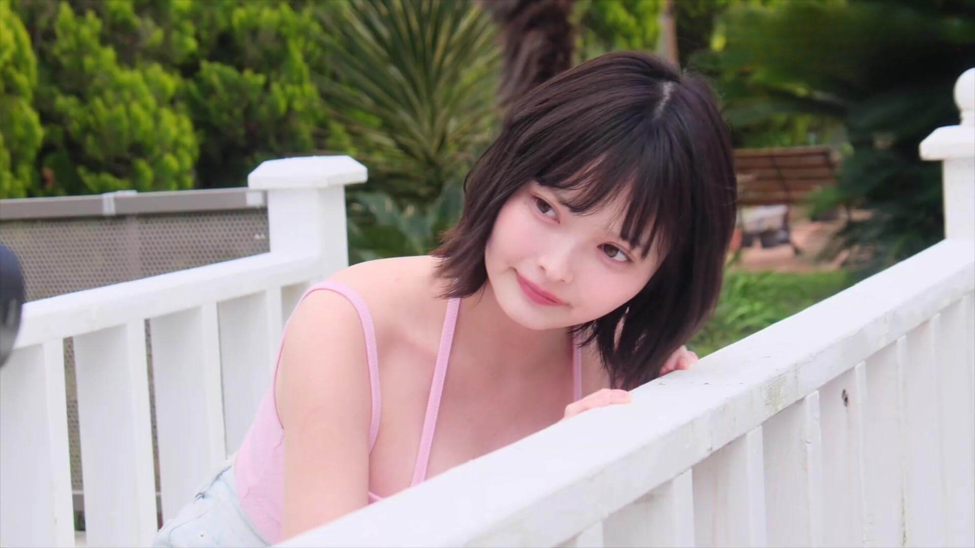 【水着グラビアすずら降臨!元公務員コスプレイヤーの童顔×豊満ボディに迫る 17枚目