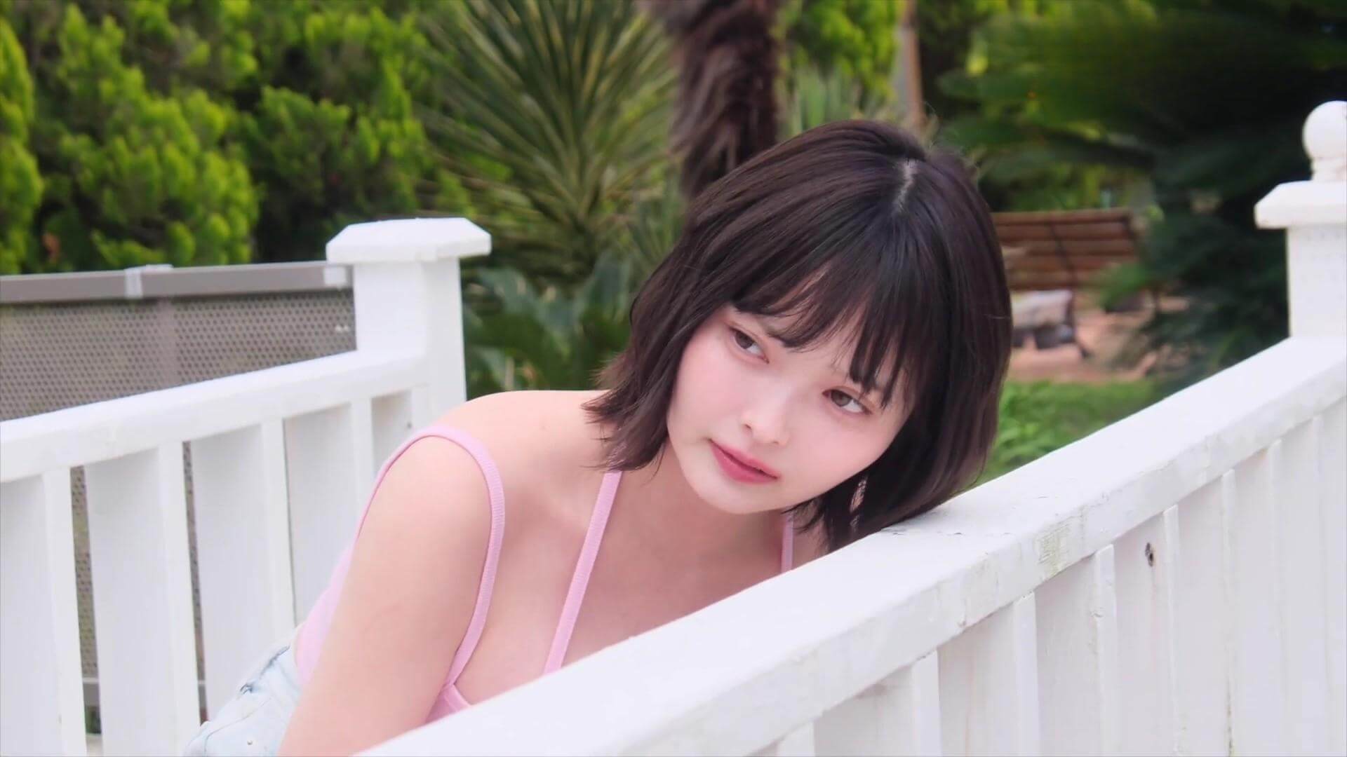 【水着グラビアすずら降臨!元公務員コスプレイヤーの童顔×豊満ボディに迫る 18枚目