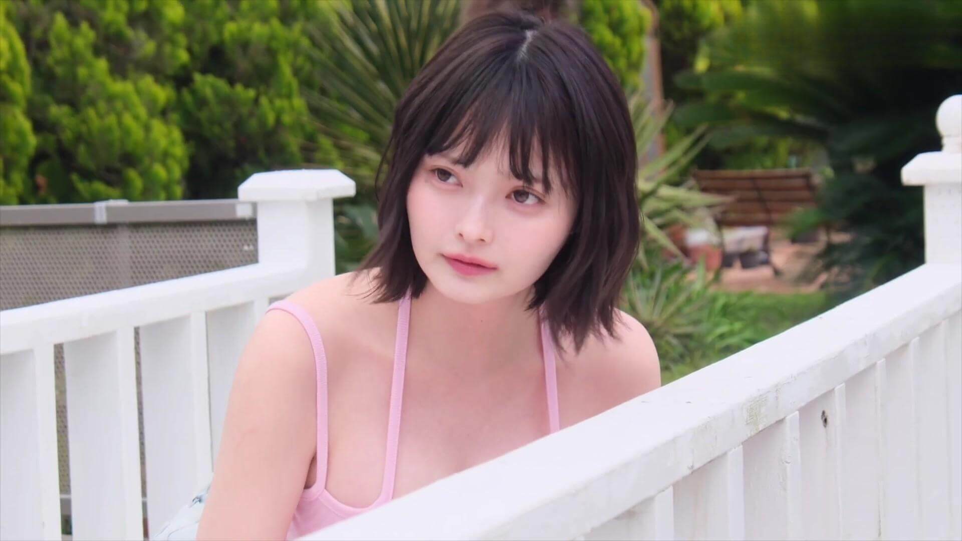 【水着グラビアすずら降臨!元公務員コスプレイヤーの童顔×豊満ボディに迫る 20枚目