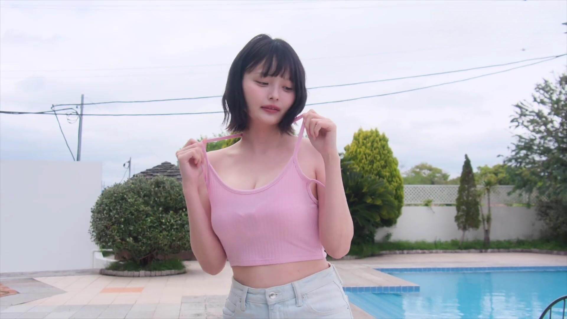【水着グラビアすずら降臨!元公務員コスプレイヤーの童顔×豊満ボディに迫る 21枚目