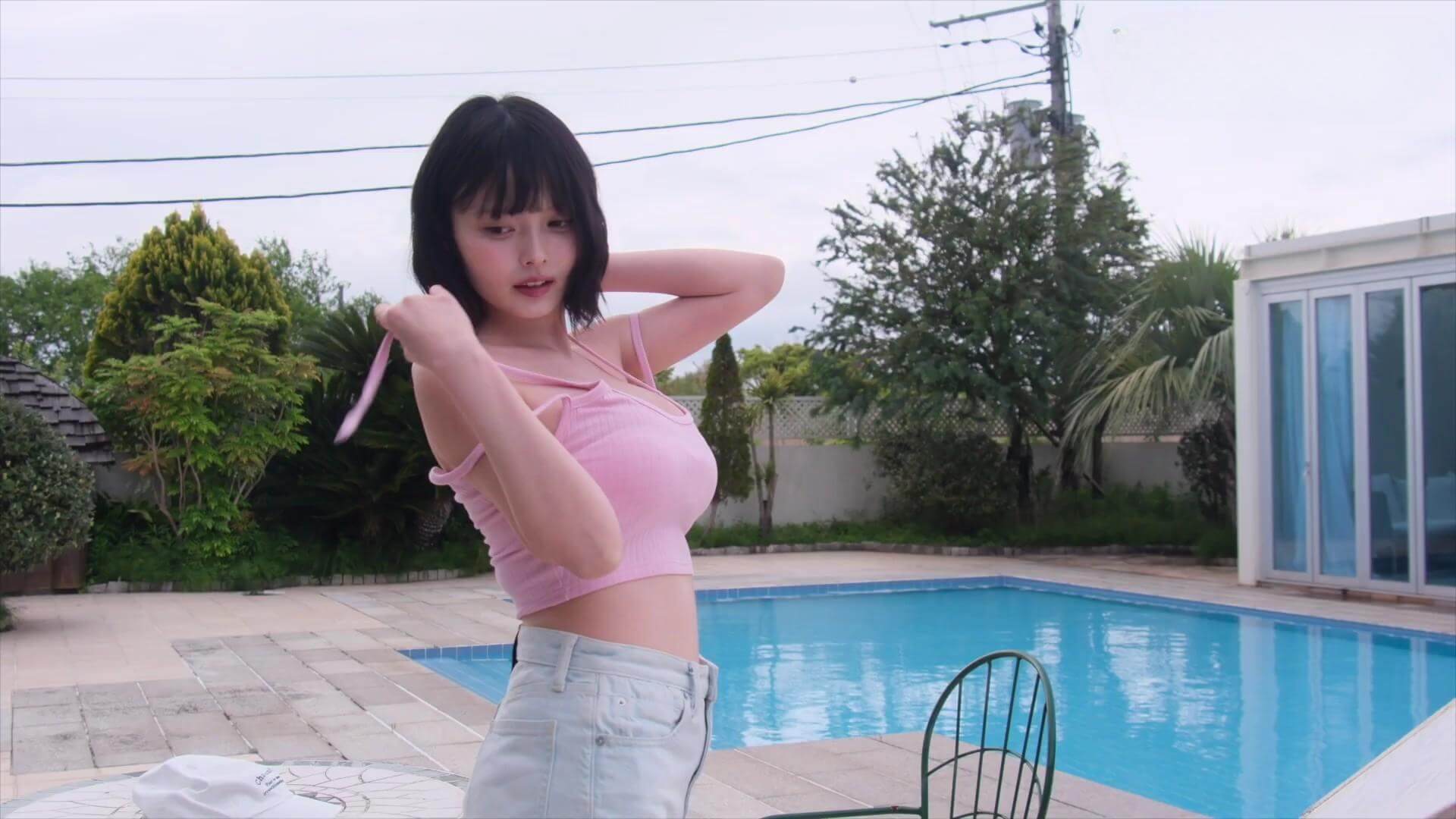 【水着グラビアすずら降臨!元公務員コスプレイヤーの童顔×豊満ボディに迫る 22枚目