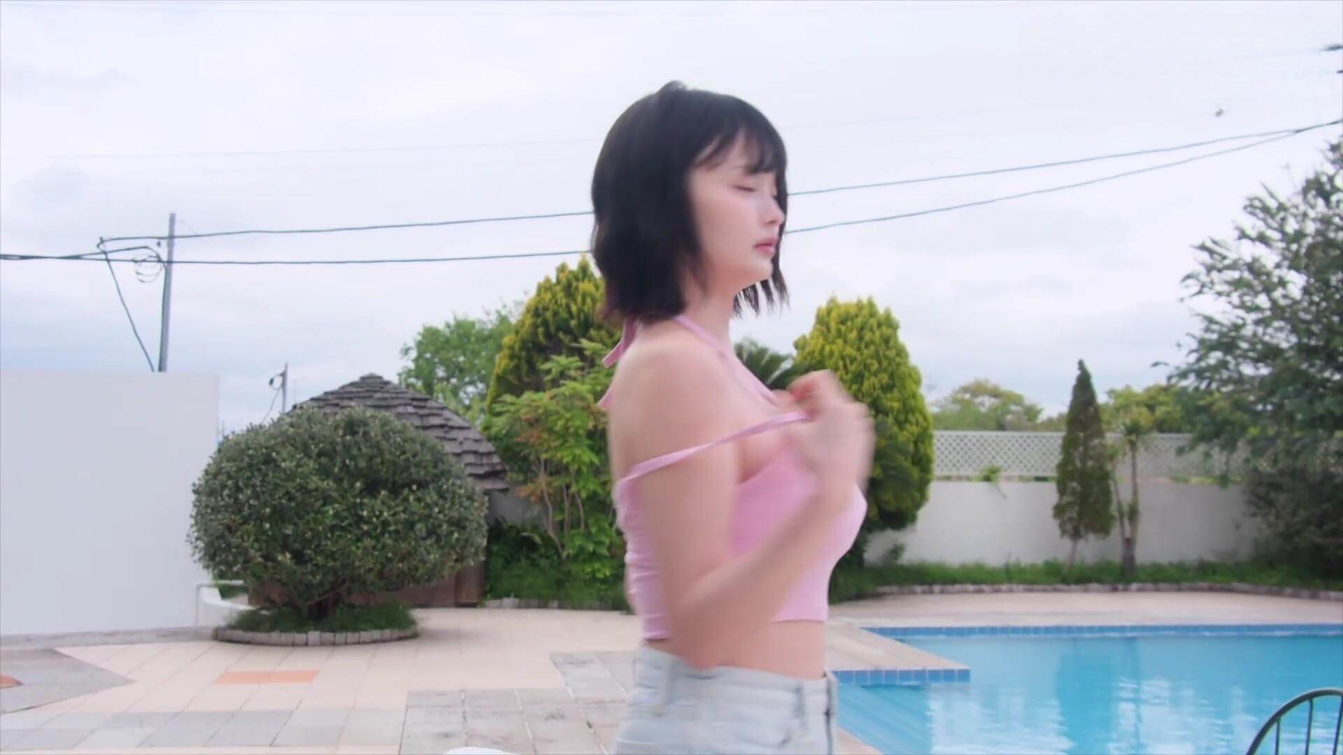 【水着グラビアすずら降臨!元公務員コスプレイヤーの童顔×豊満ボディに迫る 24枚目