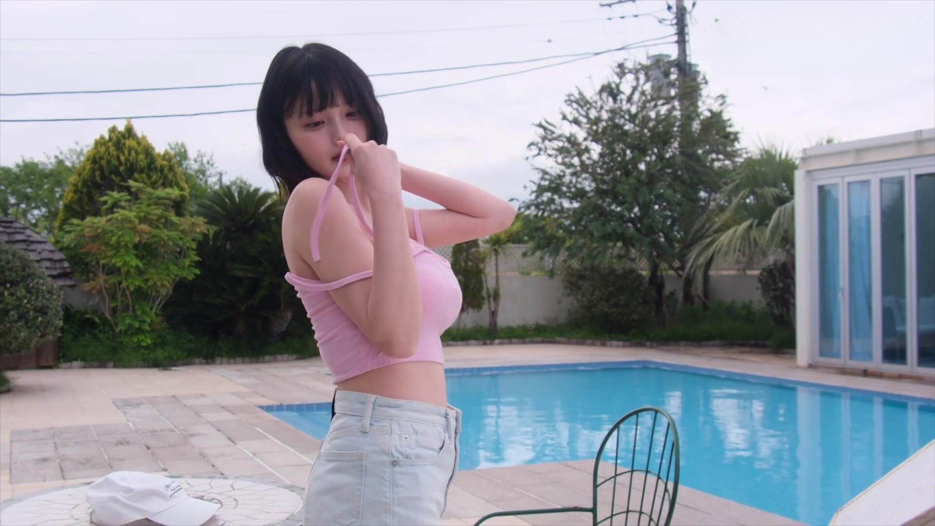 【水着グラビアすずら降臨!元公務員コスプレイヤーの童顔×豊満ボディに迫る 26枚目