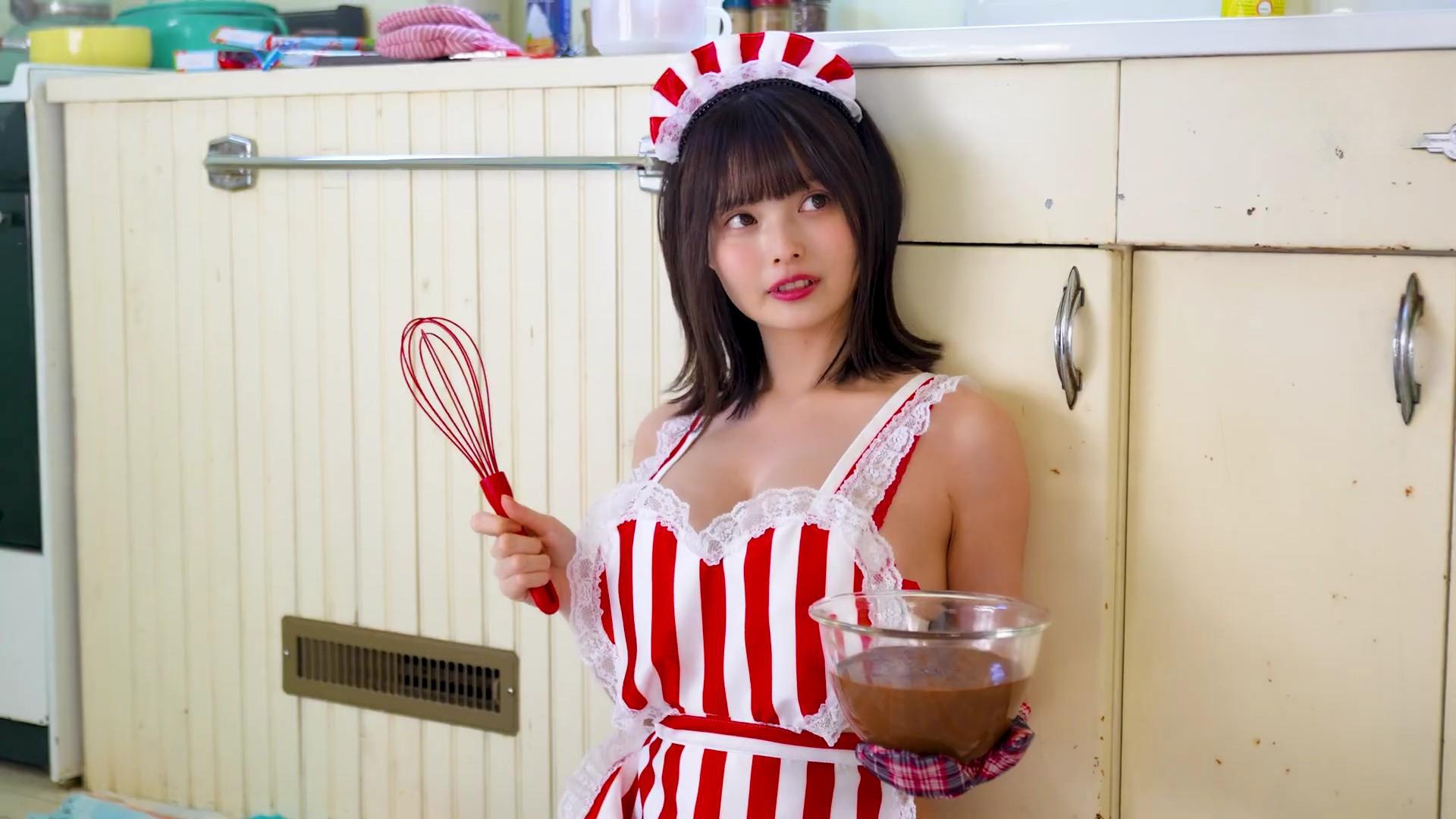すずらが「エプロンビキニ」で誘惑!水着グラビアで見せる禁断のセクシー美ボディ 1枚目