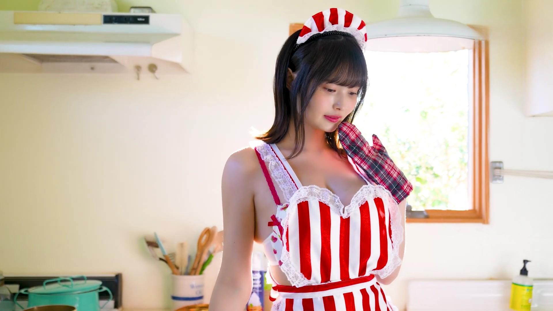 すずらが「エプロンビキニ」で誘惑!水着グラビアで見せる禁断のセクシー美ボディ 2枚目