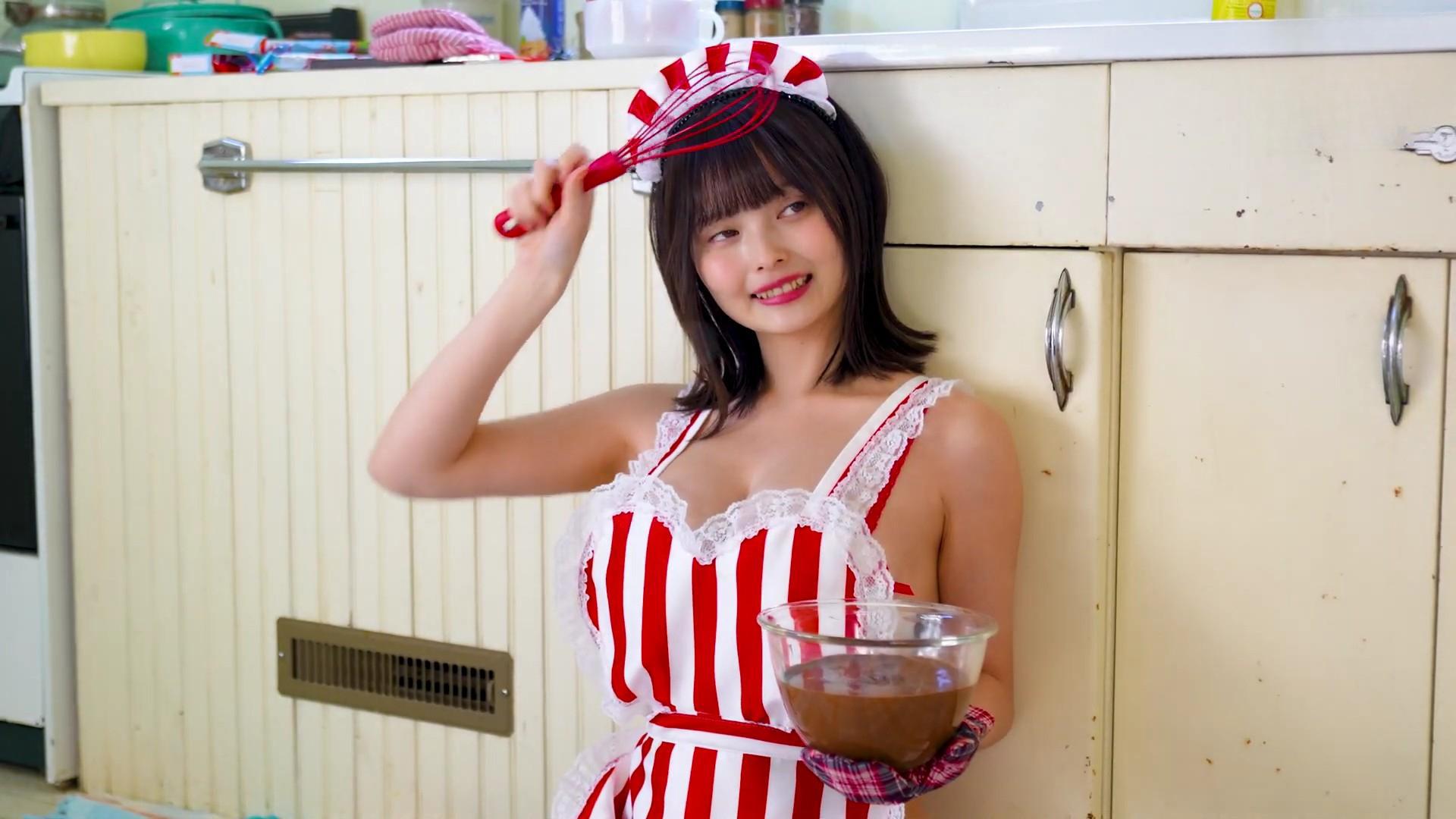 すずらが「エプロンビキニ」で誘惑!水着グラビアで見せる禁断のセクシー美ボディ 6枚目