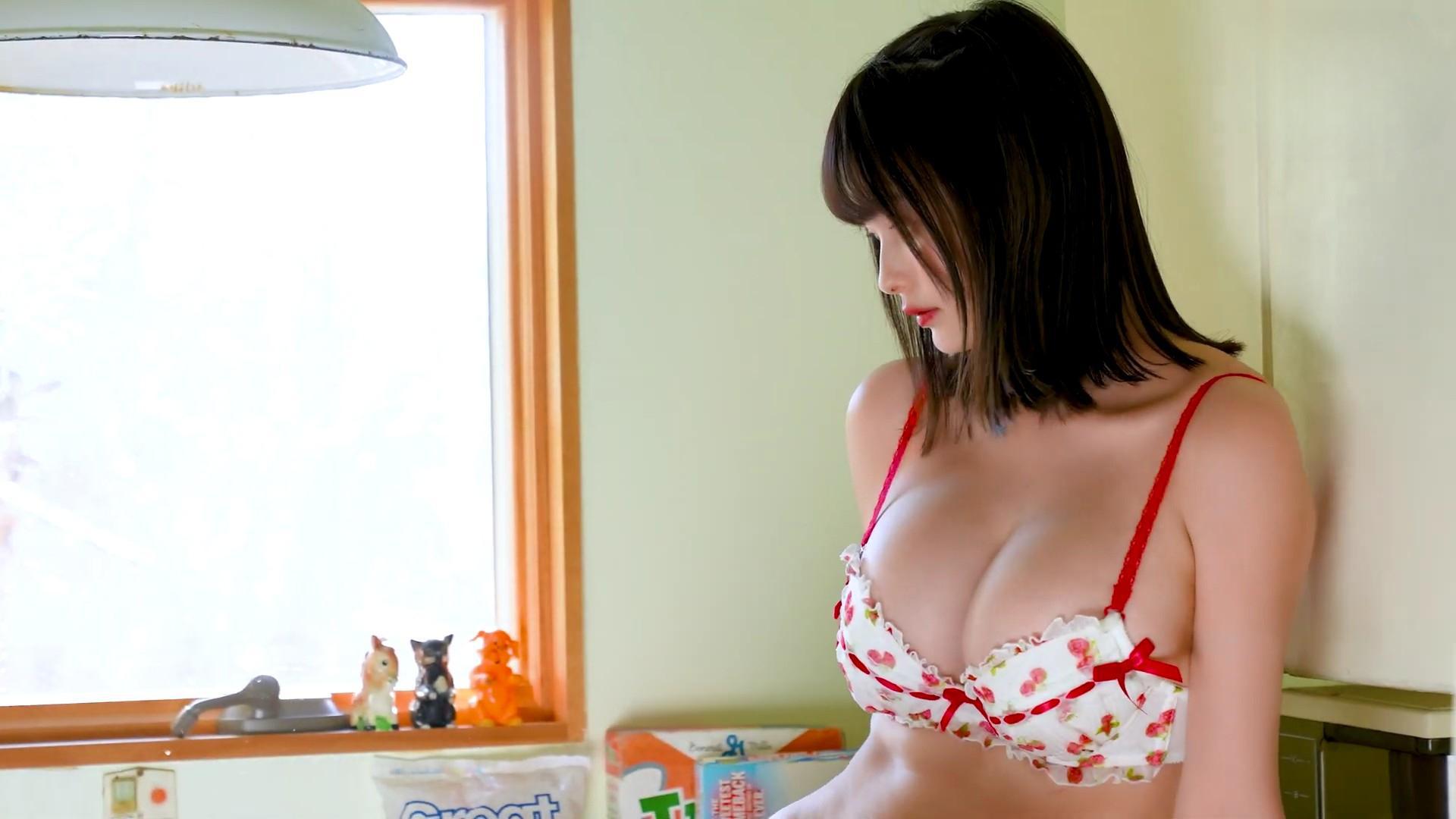 すずらが「エプロンビキニ」で誘惑!水着グラビアで見せる禁断のセクシー美ボディ 20枚目