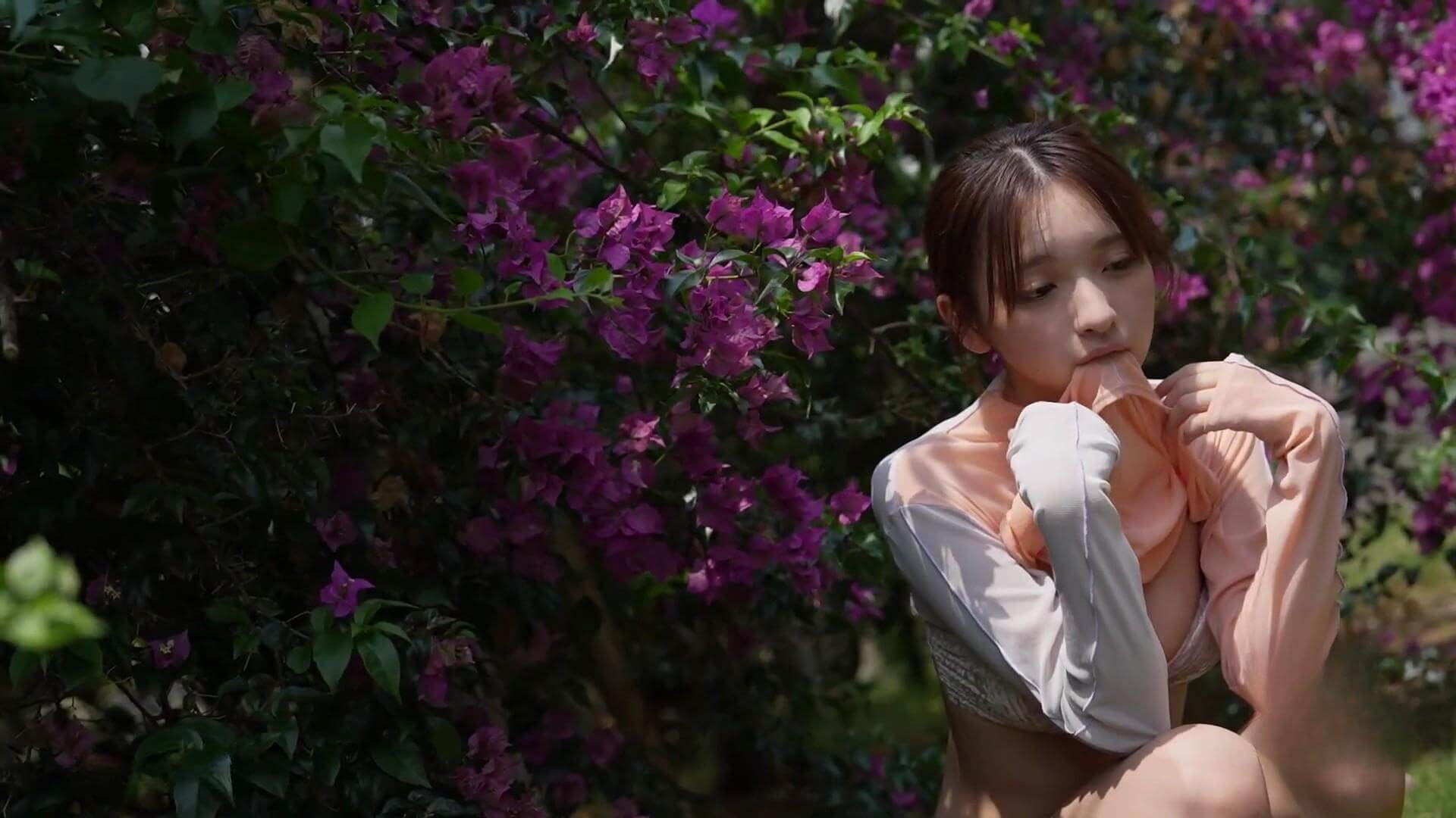 【画像一ノ瀬瑠菜の水着グラビア!石垣島で見せた至極のくびれと過去最高に近すぎる距離感 3枚目