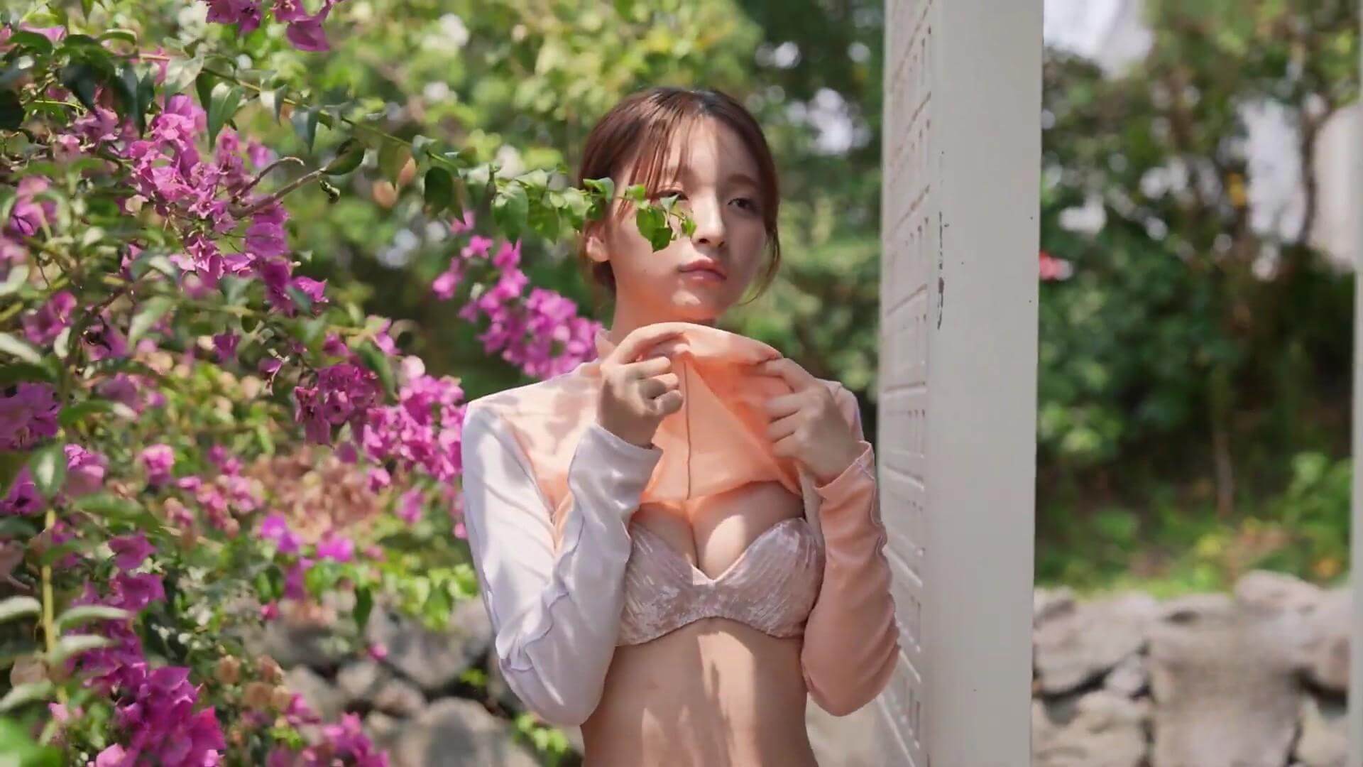 【画像一ノ瀬瑠菜の水着グラビア!石垣島で見せた至極のくびれと過去最高に近すぎる距離感 7枚目