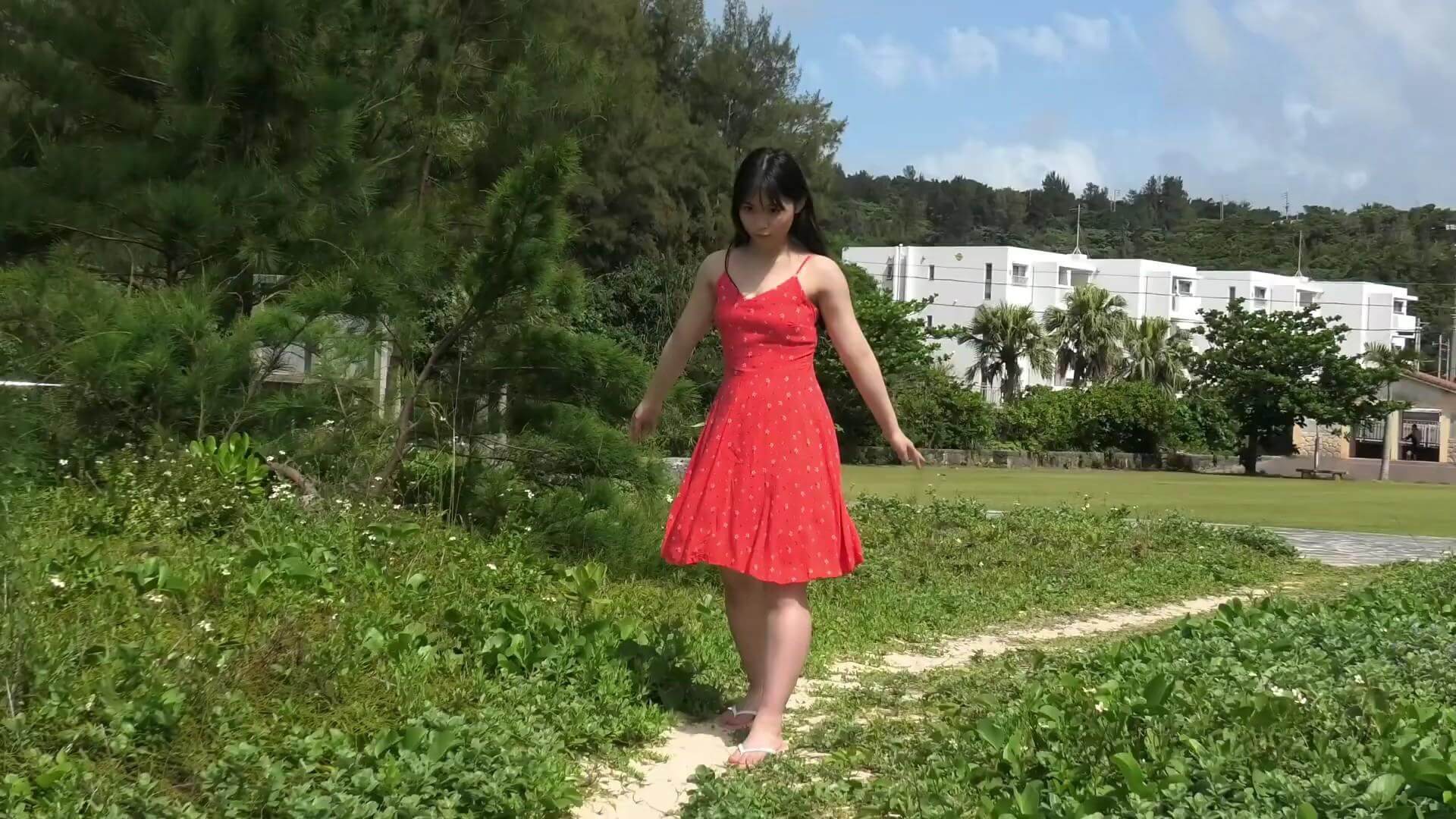 【画像尾茂井奏良の人生初ソロ表紙&水着グラビアを大公開!17歳の美ボディから目が離せない! 18枚目