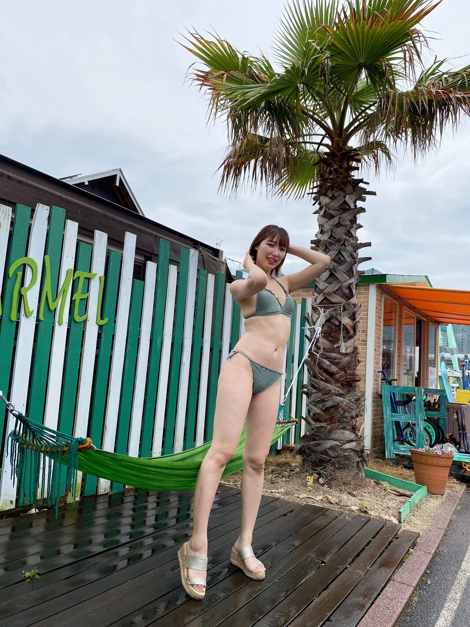 新田ゆうの圧倒的プロポーション!水着グラビアで見せる驚異の美ボディ 1枚目