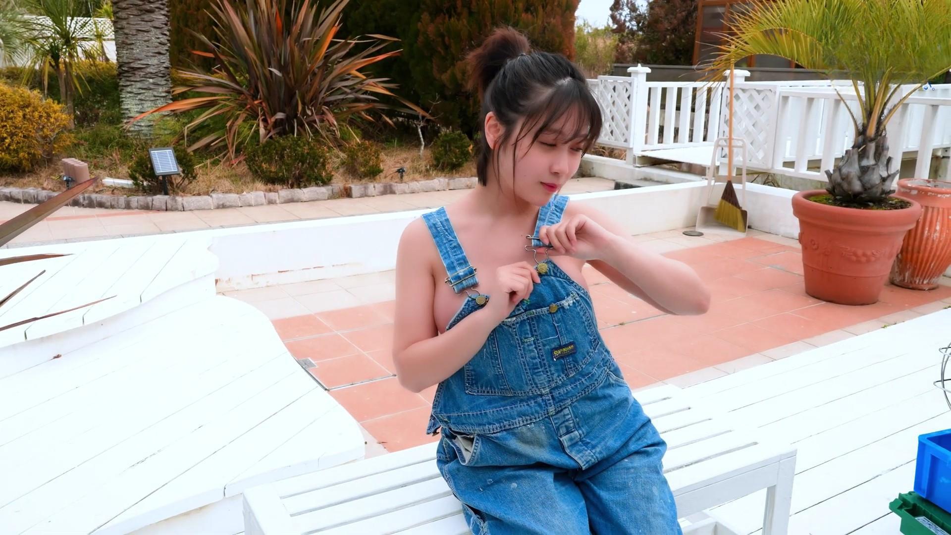 B90の155cm美少女あゆの、水着グラビアでスタイル炸裂 26枚目
