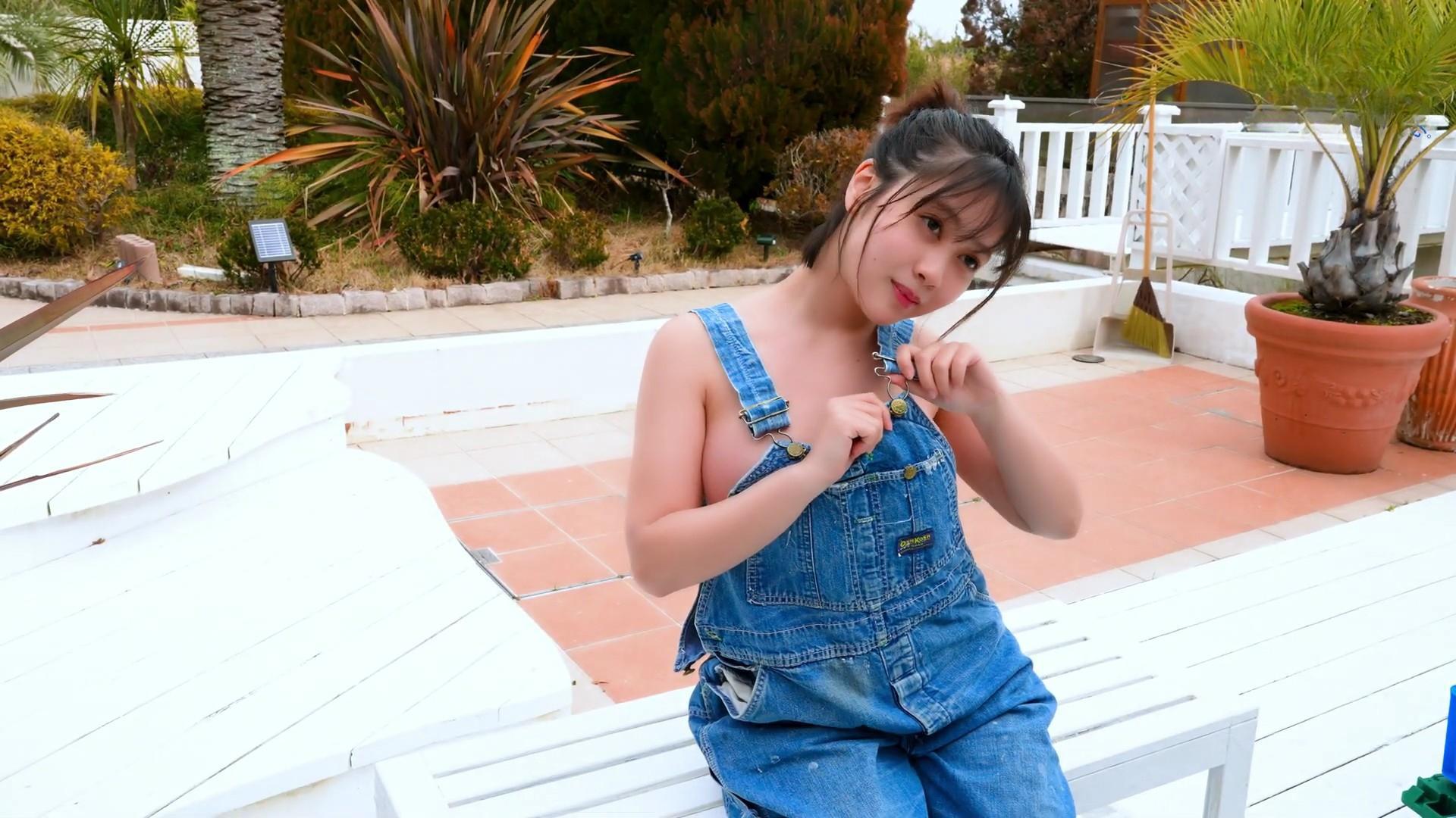 B90の155cm美少女あゆの、水着グラビアでスタイル炸裂 28枚目