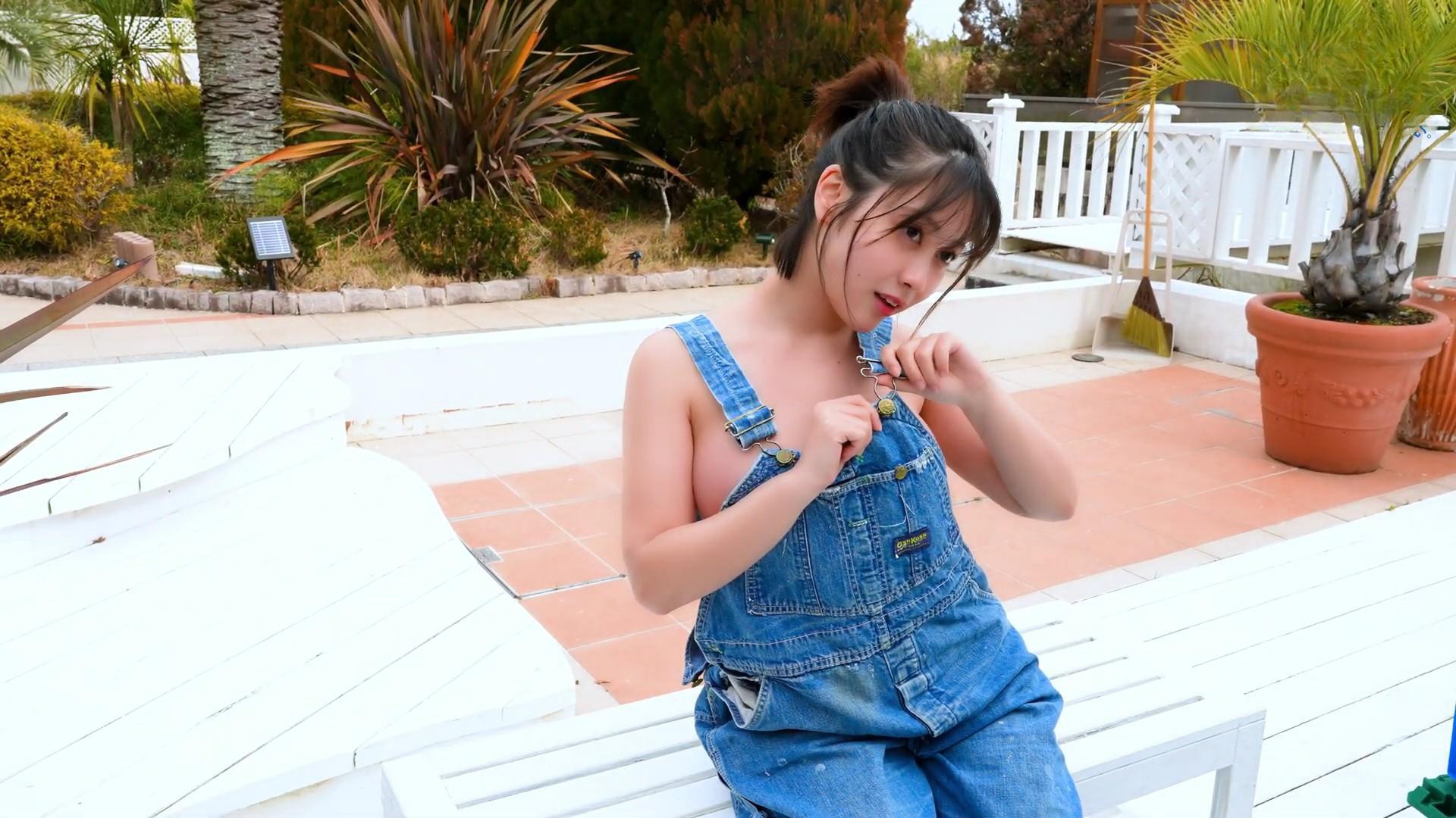 B90の155cm美少女あゆの、水着グラビアでスタイル炸裂 29枚目