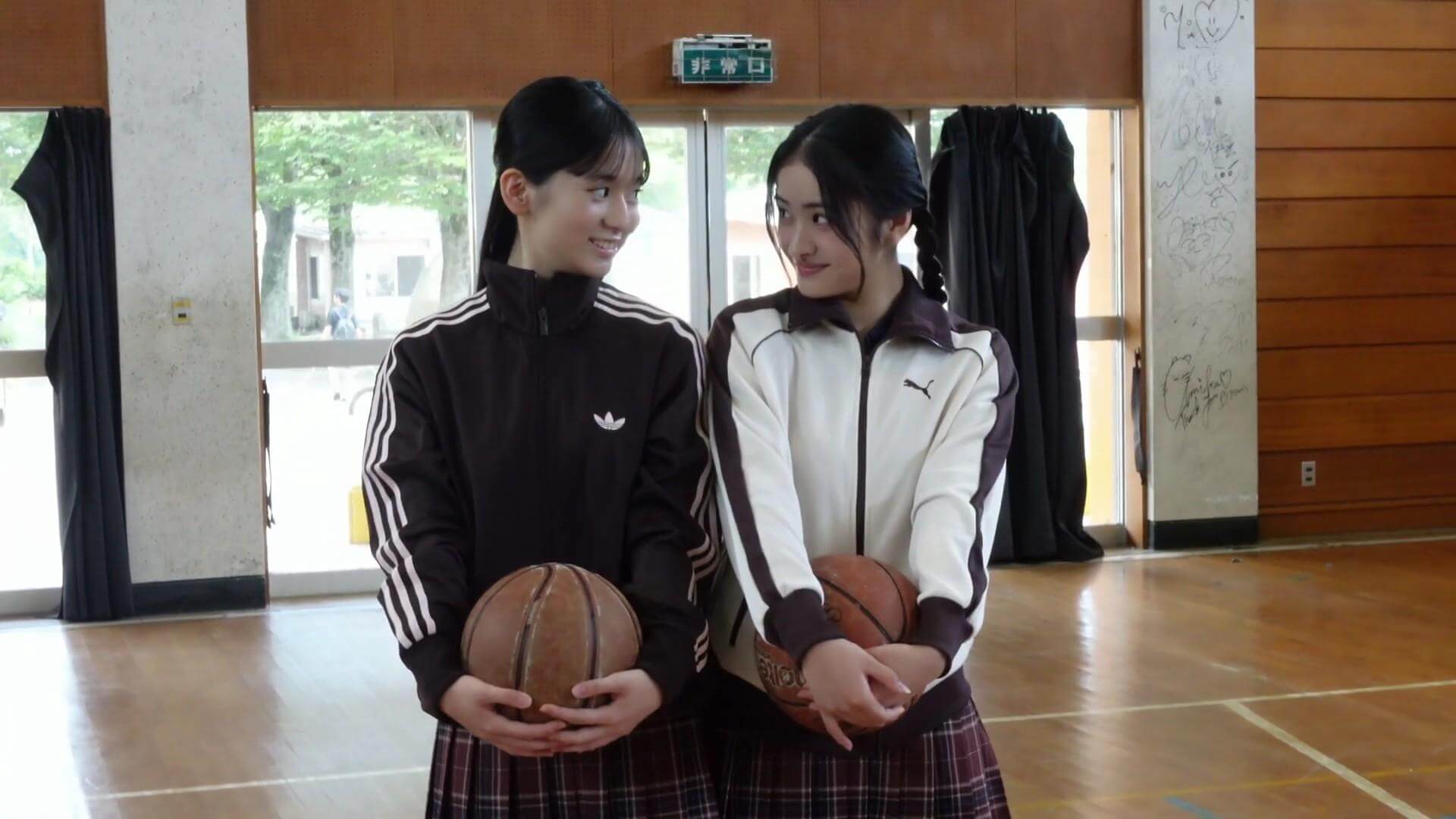 【水着グラビア林友莉菜&原武凜奏が初解禁!同い年コンビの競泳水着からビキニまで完全収録 19枚目