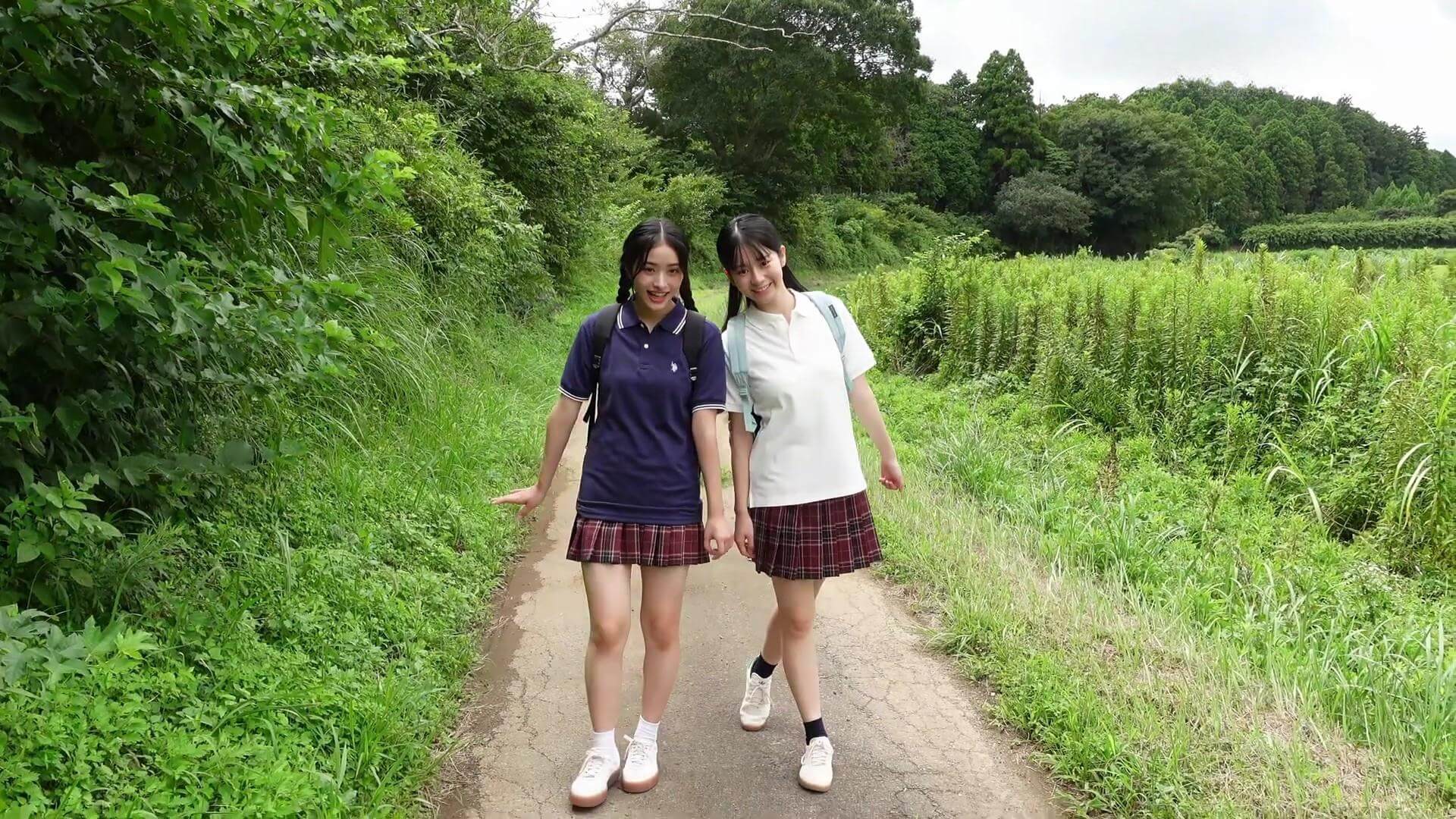 【水着グラビア林友莉菜&原武凜奏が初解禁!同い年コンビの競泳水着からビキニまで完全収録 25枚目