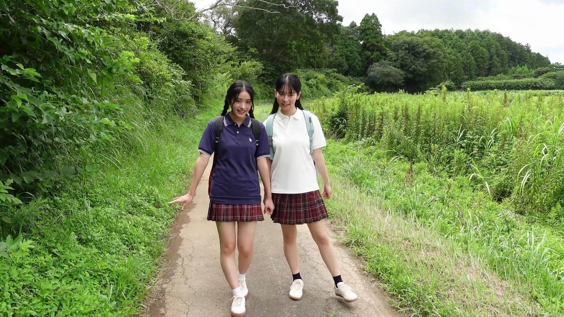 【水着グラビア林友莉菜&原武凜奏が初解禁!同い年コンビの競泳水着からビキニまで完全収録 26枚目