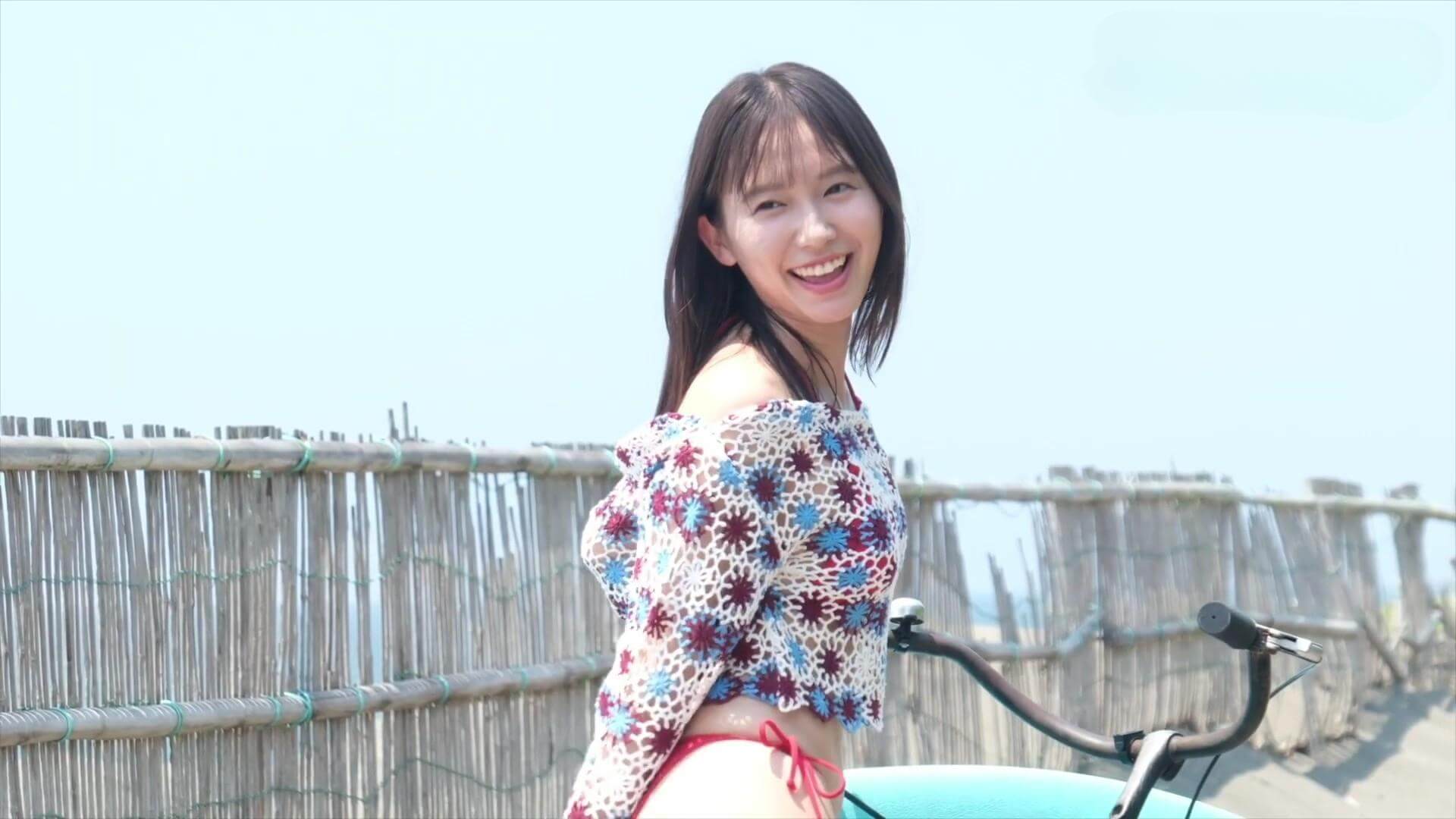 志田音々が水着グラビアで魅せる圧倒的透明感!濡れ肌シャワー&赤ビキニの決定的瞬間 4枚目