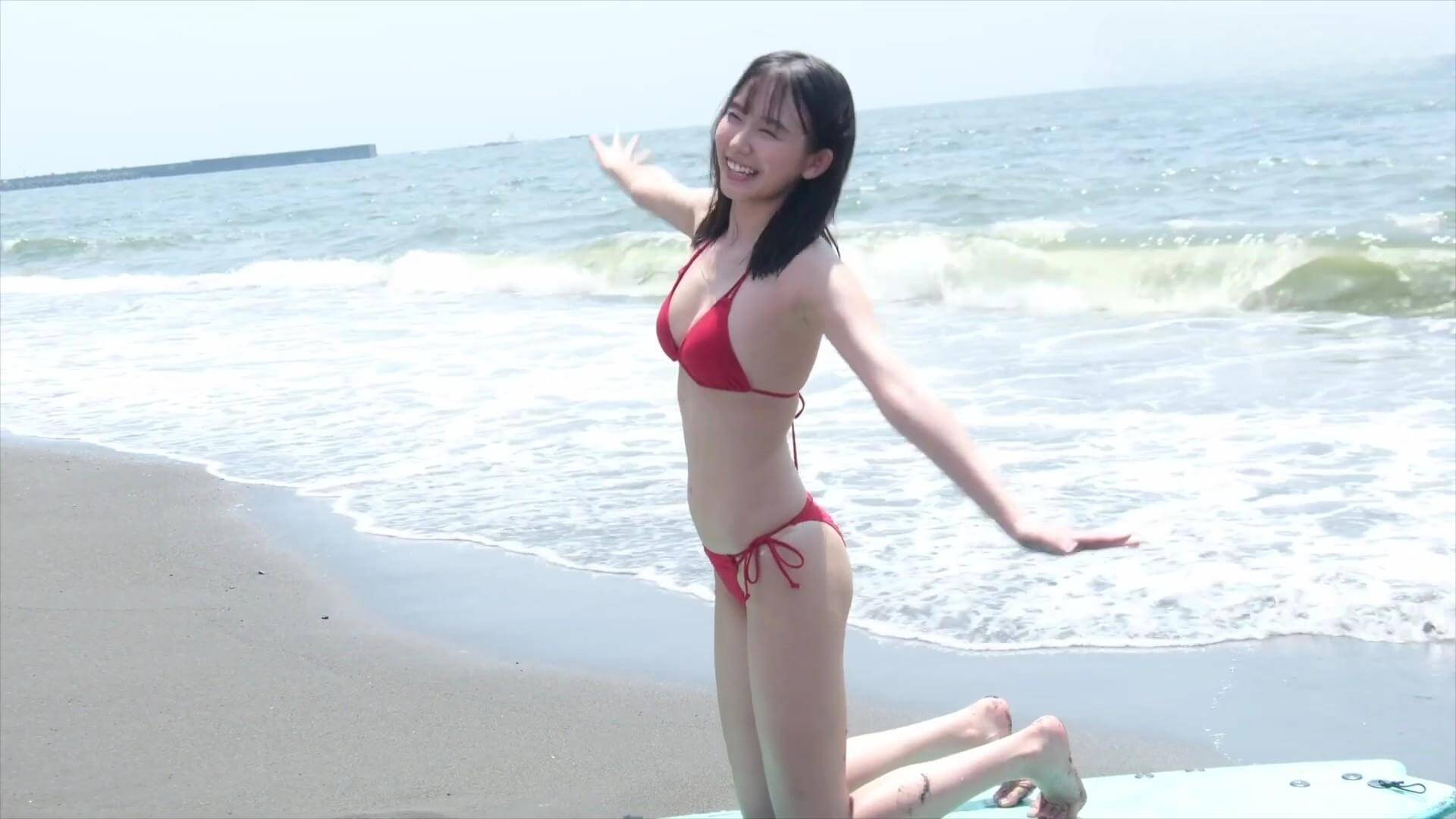 志田音々が水着グラビアで魅せる圧倒的透明感!濡れ肌シャワー&赤ビキニの決定的瞬間 20枚目