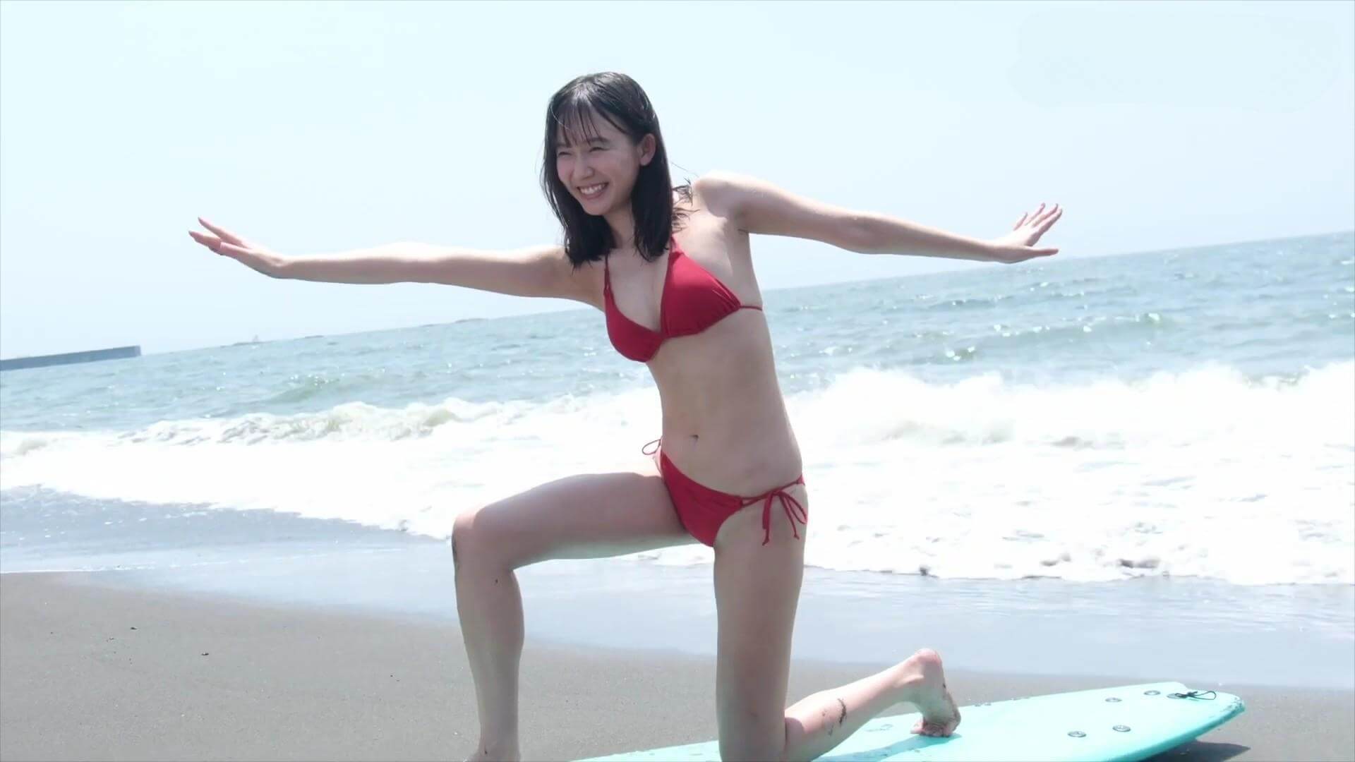 志田音々が水着グラビアで魅せる圧倒的透明感!濡れ肌シャワー&赤ビキニの決定的瞬間 25枚目