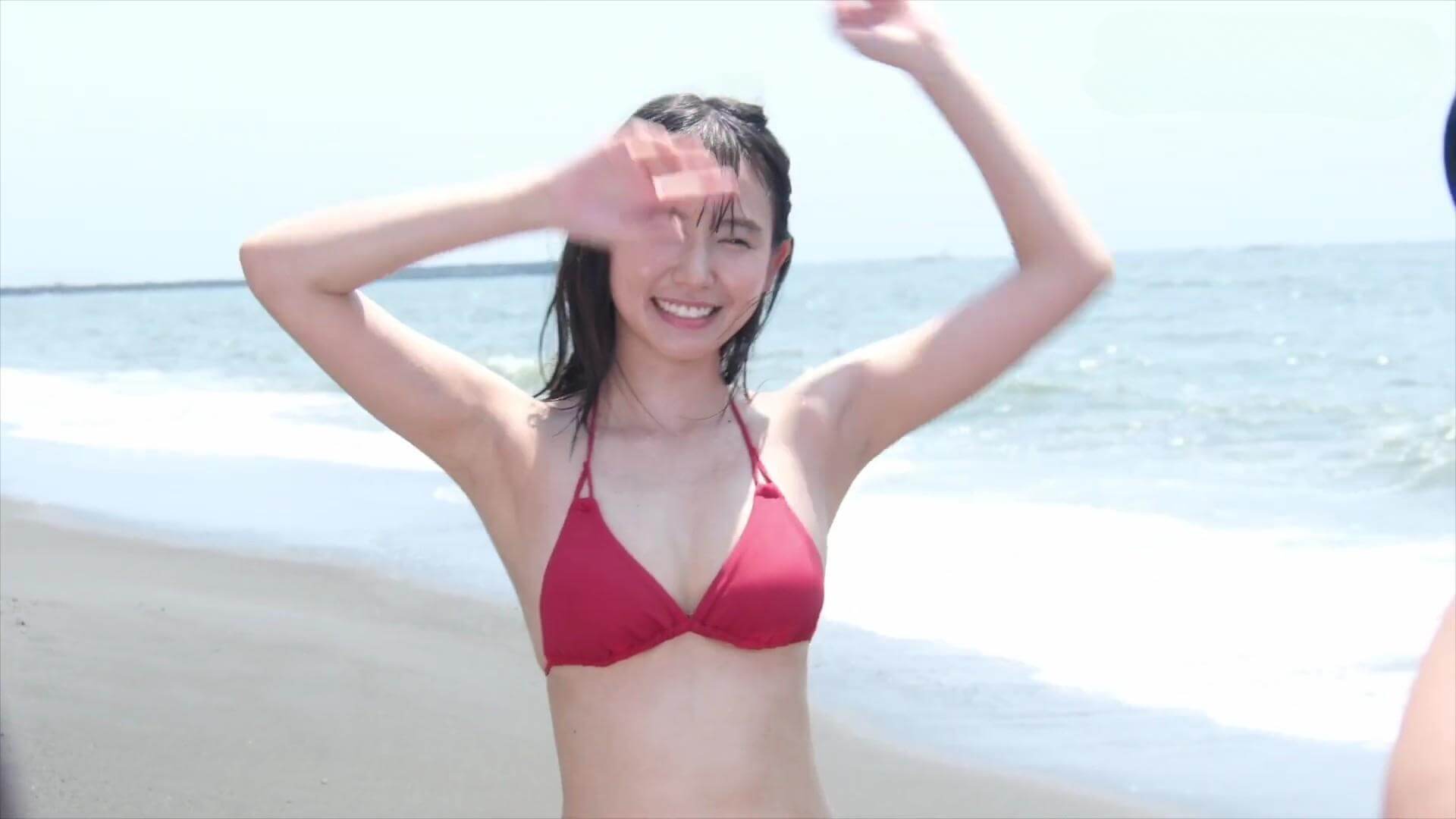 志田音々が水着グラビアで魅せる圧倒的透明感!濡れ肌シャワー&赤ビキニの決定的瞬間 29枚目