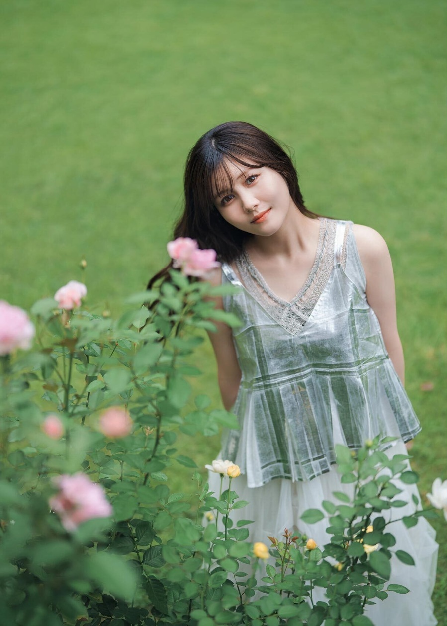 伊藤理々杏(乃木坂46)最新グラビア画像 2枚目