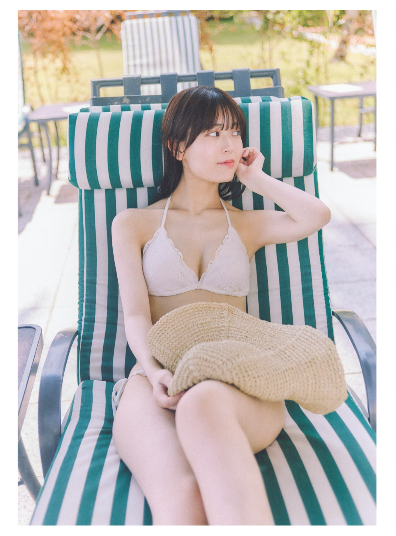 岩本蓮加, 1st写真集 「いたずらな風」 2枚目